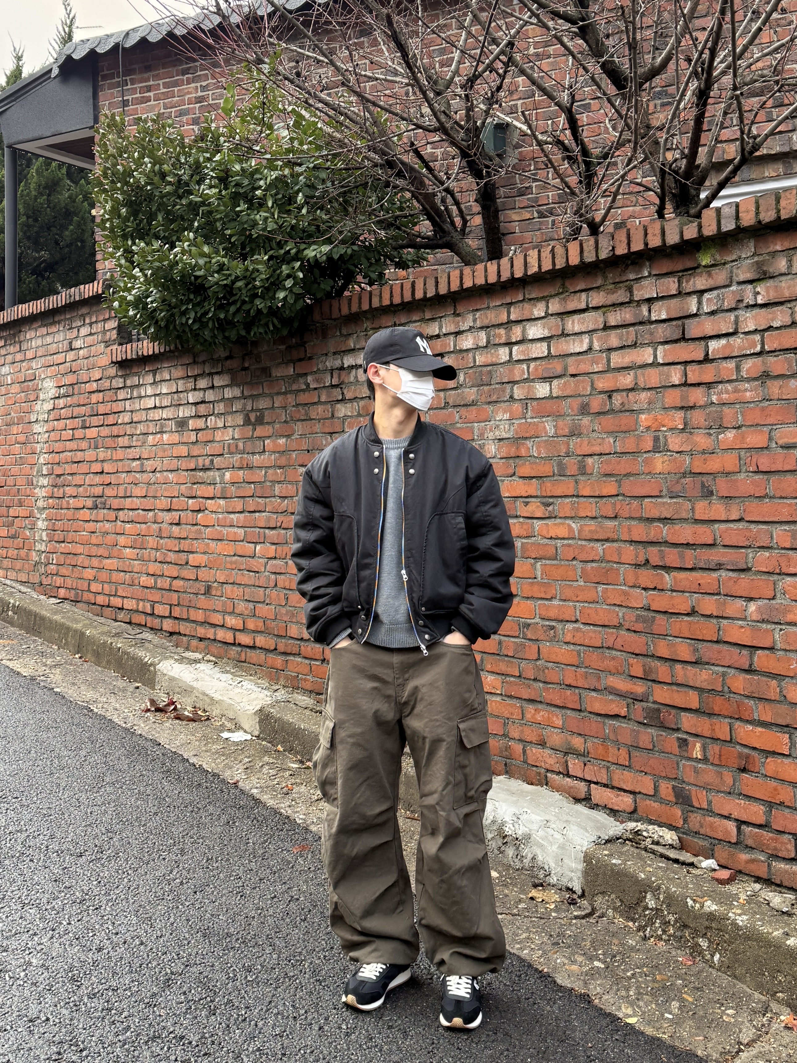 New Era 59Fifty MLB Authentic New York Yankees Game Navy, New Era x MoMA New York Yankees Cap Black 착용 스타일 - 3