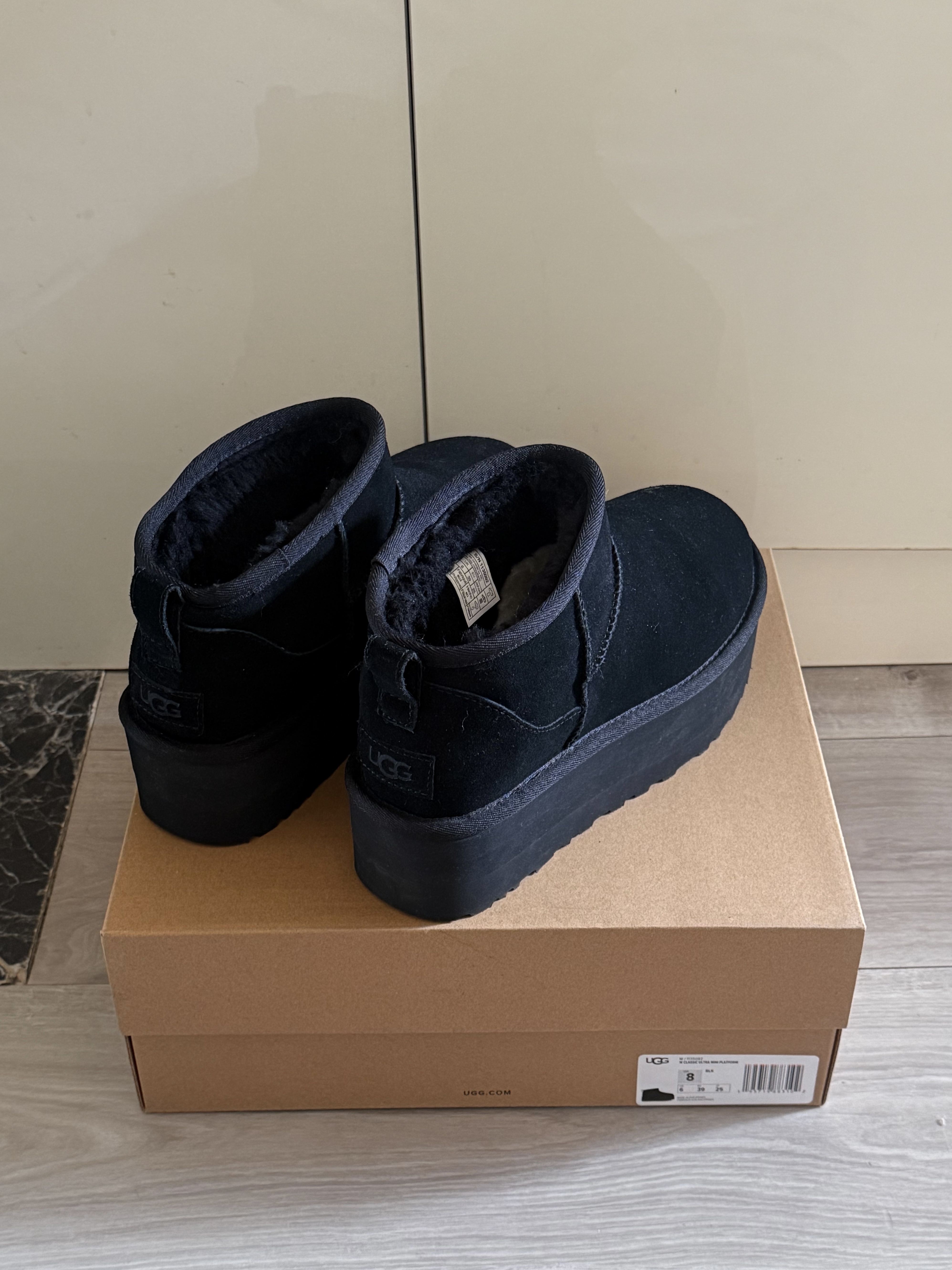 (W) UGG Classic Ultra Mini Platform Boots Black 착용 스타일