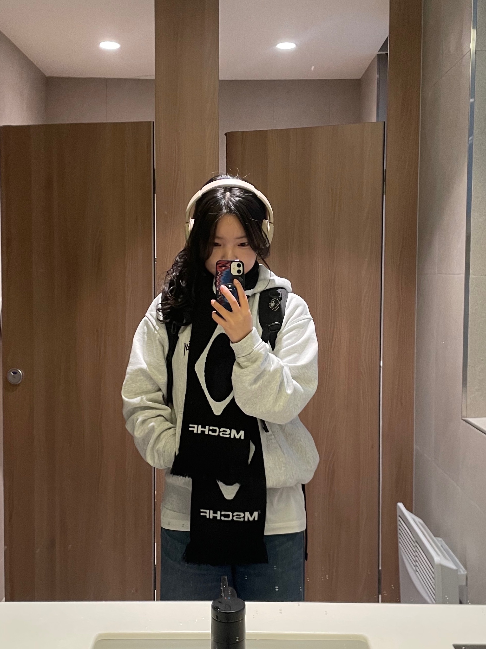 Stussy Basic Stussy Hoodie Ash Heather, Mischief Rhombus Stadium Scarf Black 착용 스타일