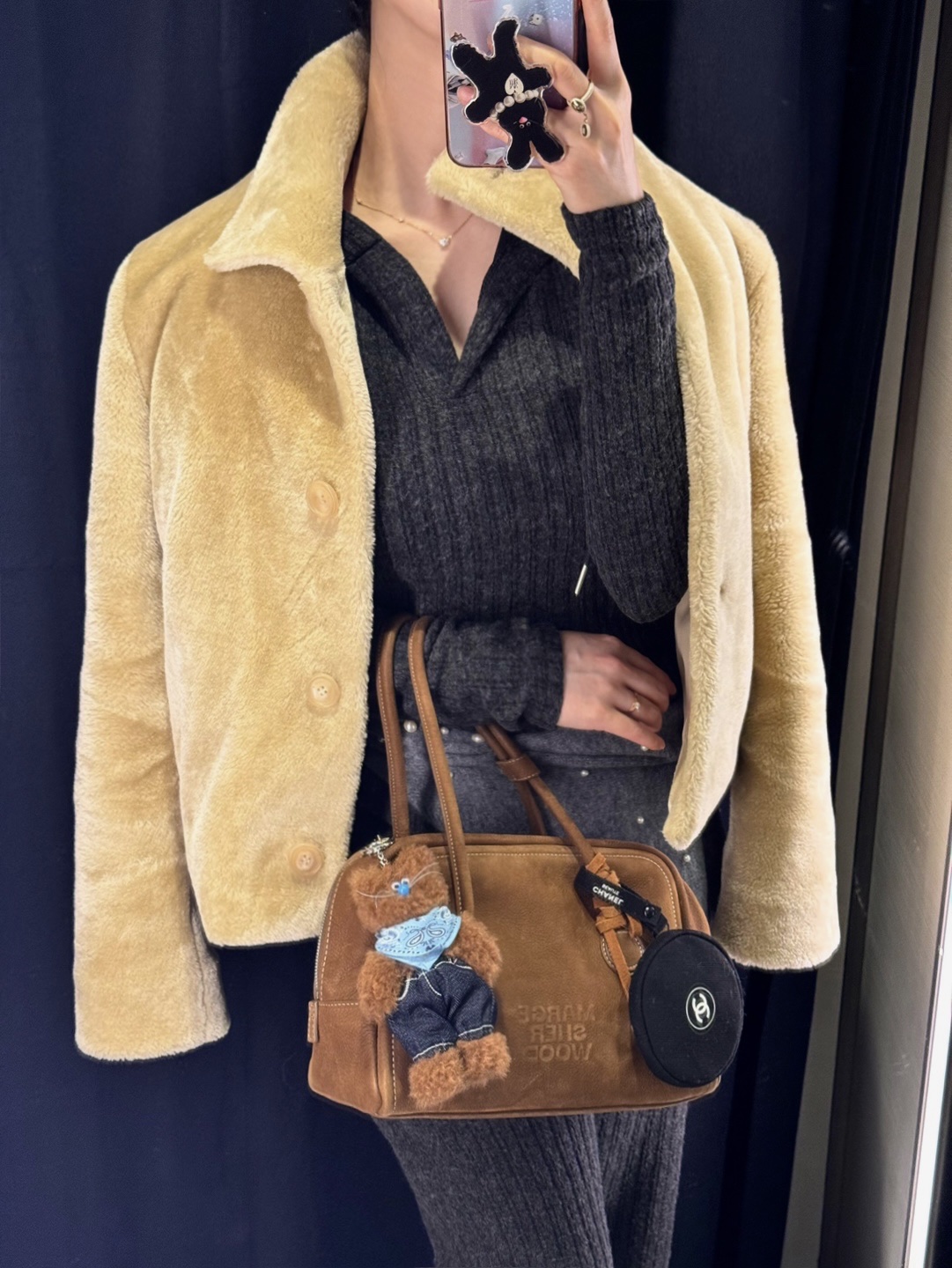 (W) UGG Classic Ultra Mini Platform Boots Chestnut, Monamhee x Amoupre Danhee Keyring Brown 착용 스타일 - 2