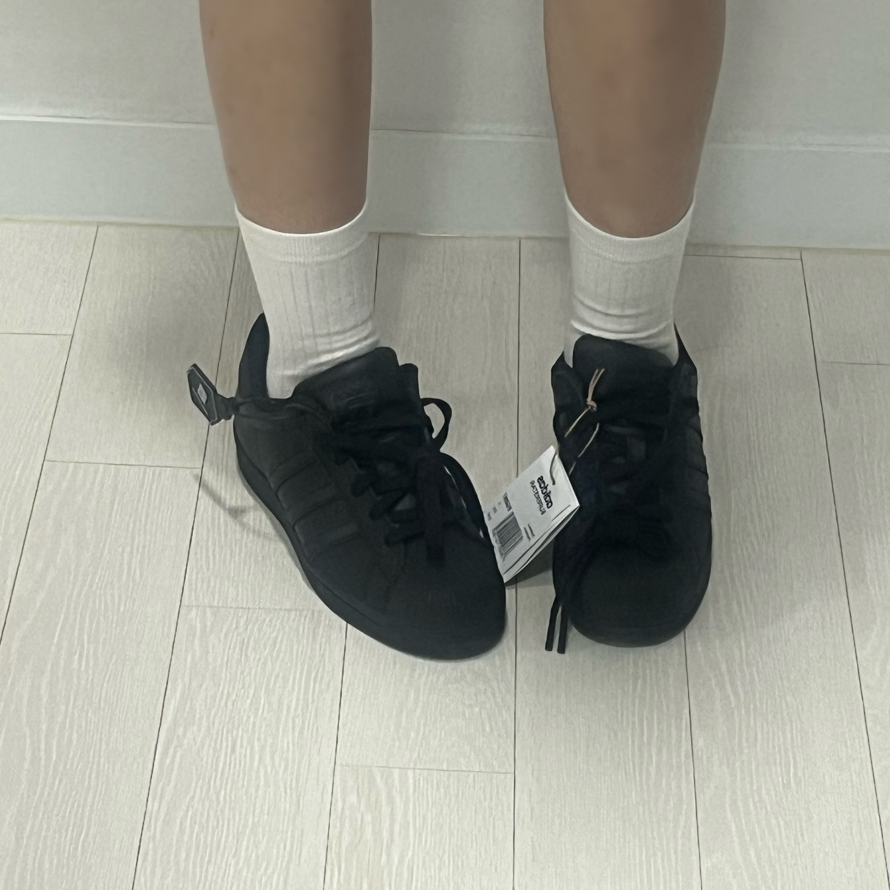 Adidas Superstar Triple Black 착용 스타일