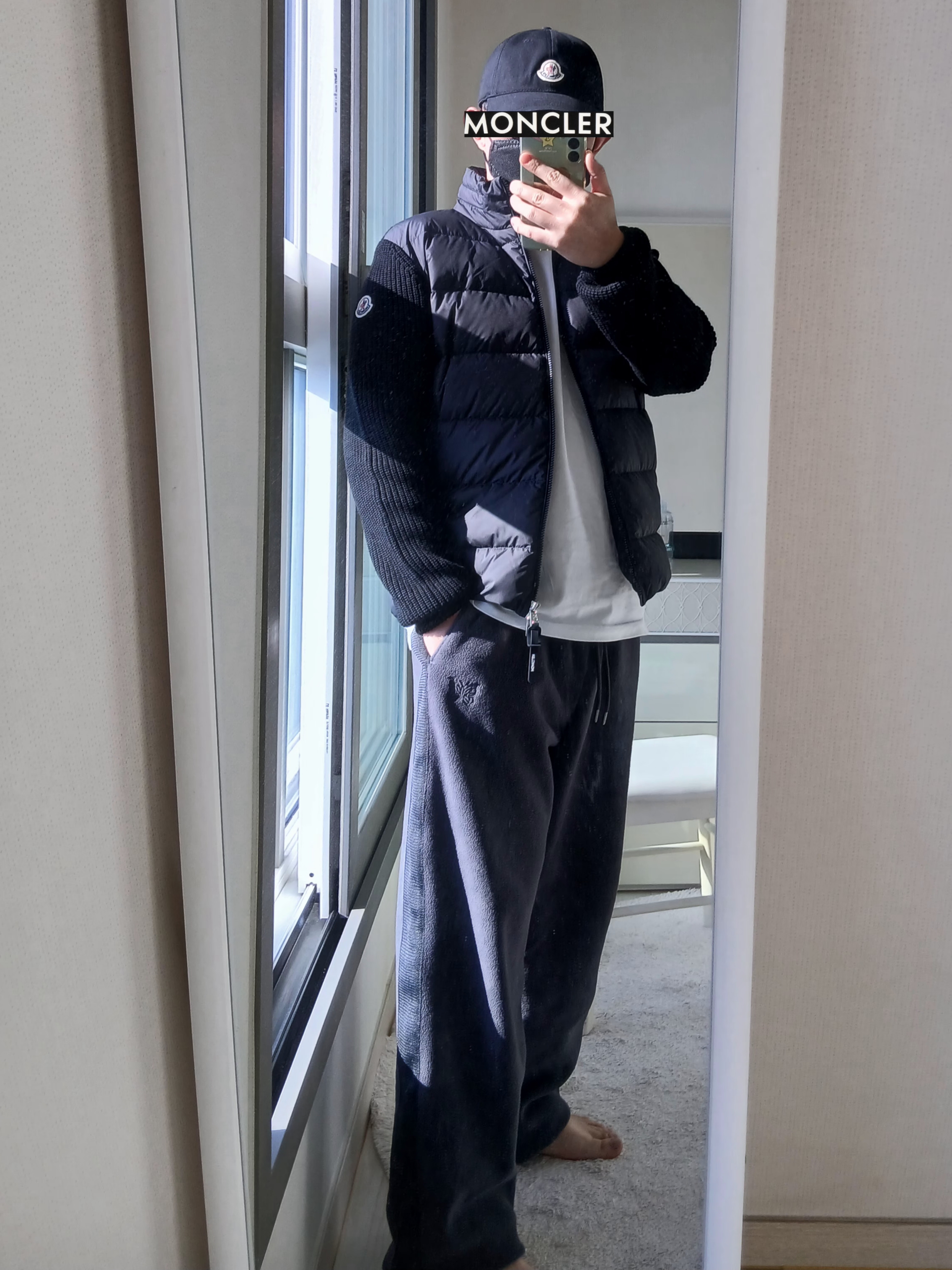 Uniqlo x Needles Fleece Wide Pants Dark Gray - KR, Stone Island 2100030 Organic Cotton Jersey Fissato Effect Slim Fit Long Sleeve T-Shirt with Compass Patch White - 25FW 착용 스타일 - 1