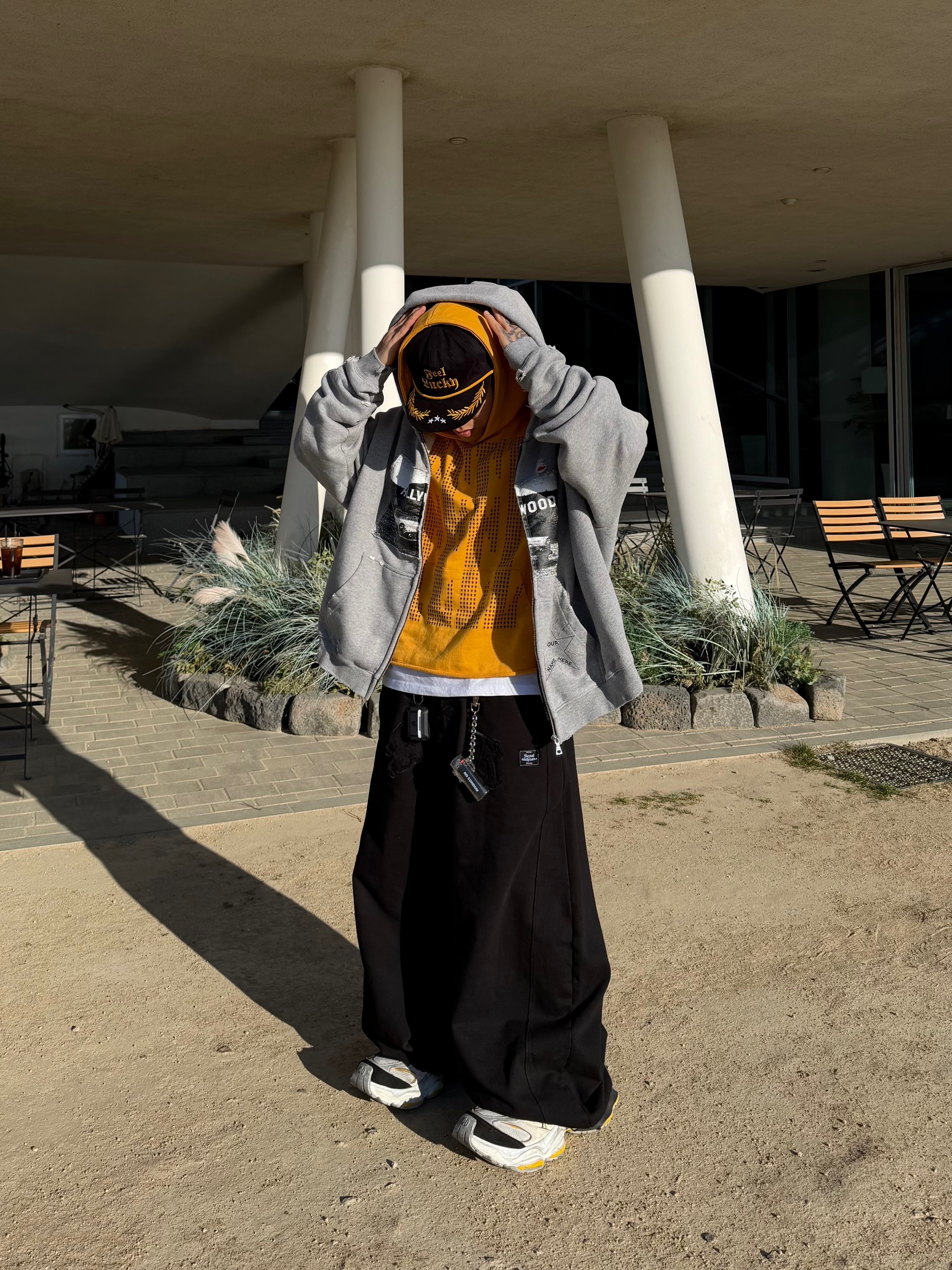 NOD Old Hollywood Zip-up Hoodie Grey, Balenciaga Cargo Sneakers Grey Black Yellow 착용 스타일 - 1