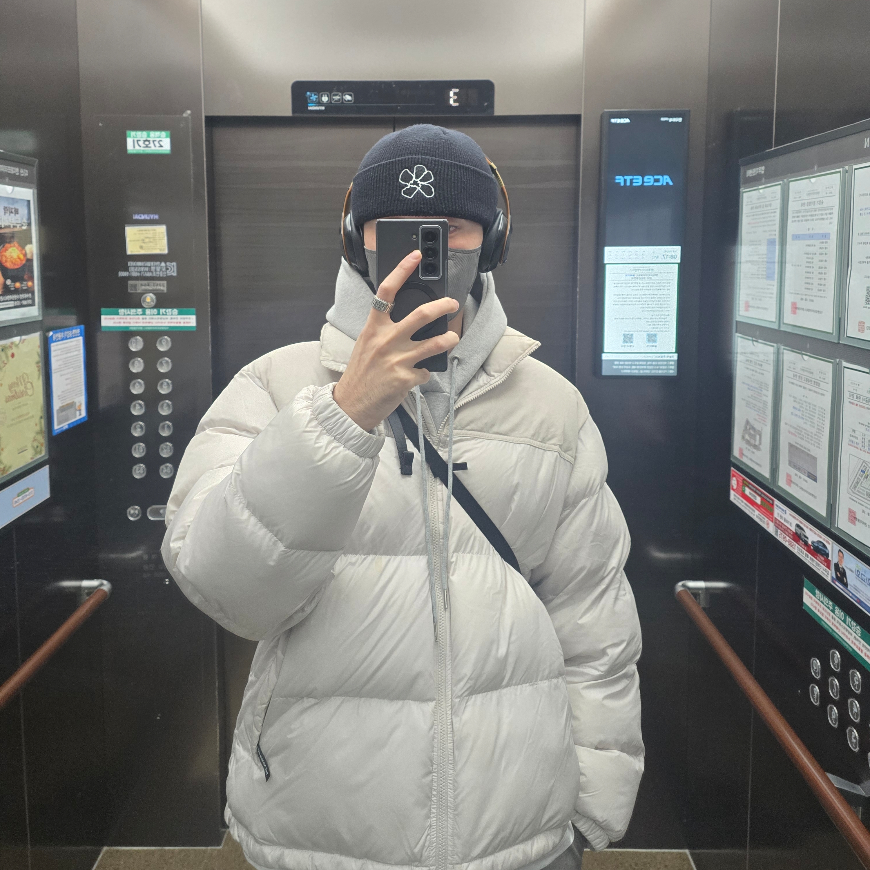 Dior Oblique Ring Silver, The North Face On Ball Jacket White Sand 착용 스타일