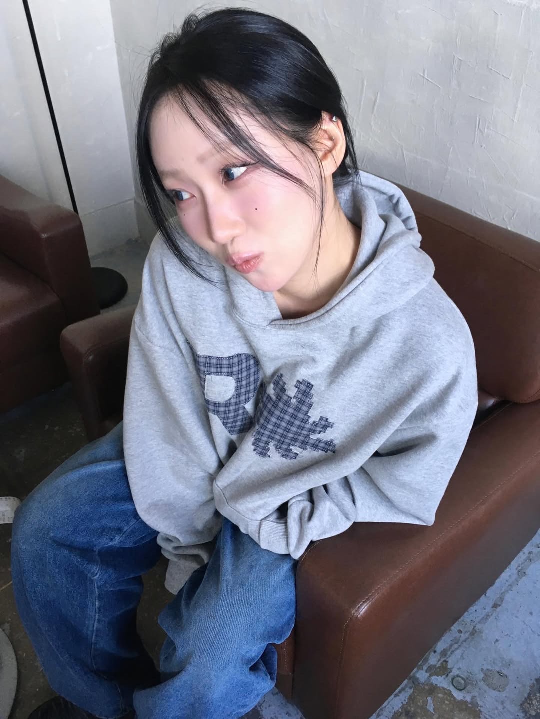 SLOW RECORD HOUSE Check Patch Hoodie Grey 착용 스타일 - 2