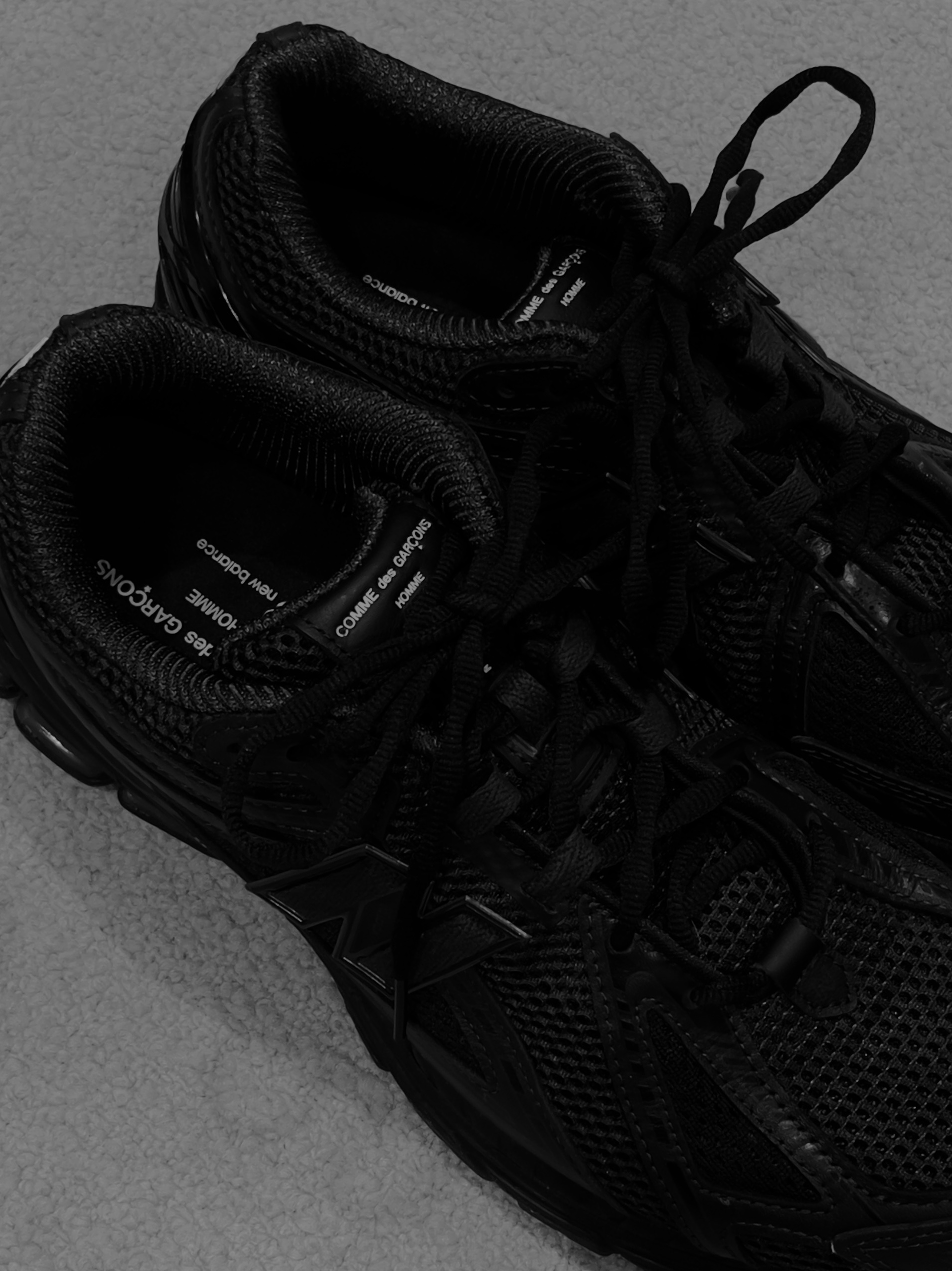 New Balance x Comme des Garcons Homme 1906R Black 착용 스타일