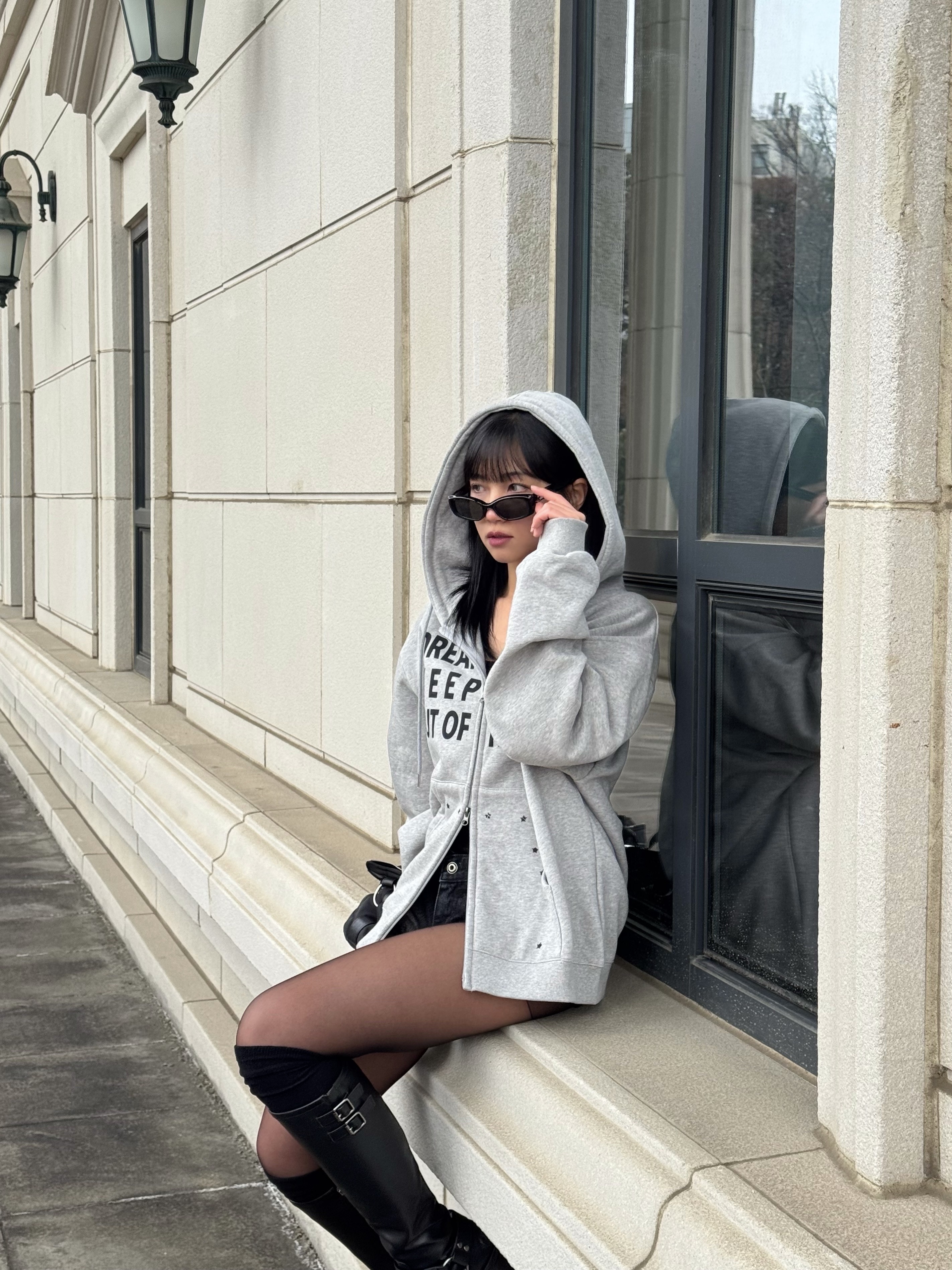 SLOW RECORD HOUSE Typo Star Hood Zip-Up Grey 착용 스타일 - 2