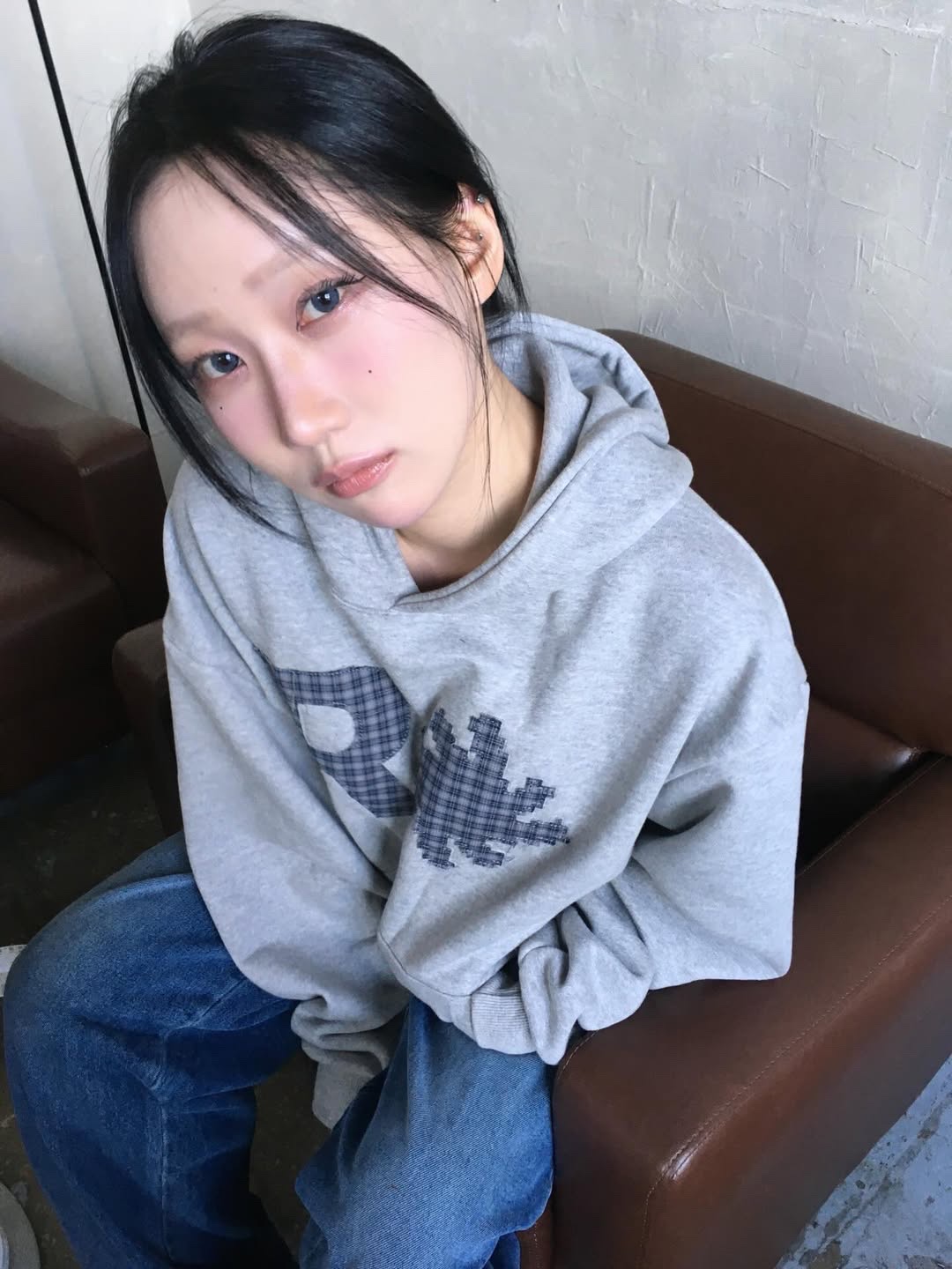 SLOW RECORD HOUSE Check Patch Hoodie Grey 착용 스타일 - 3