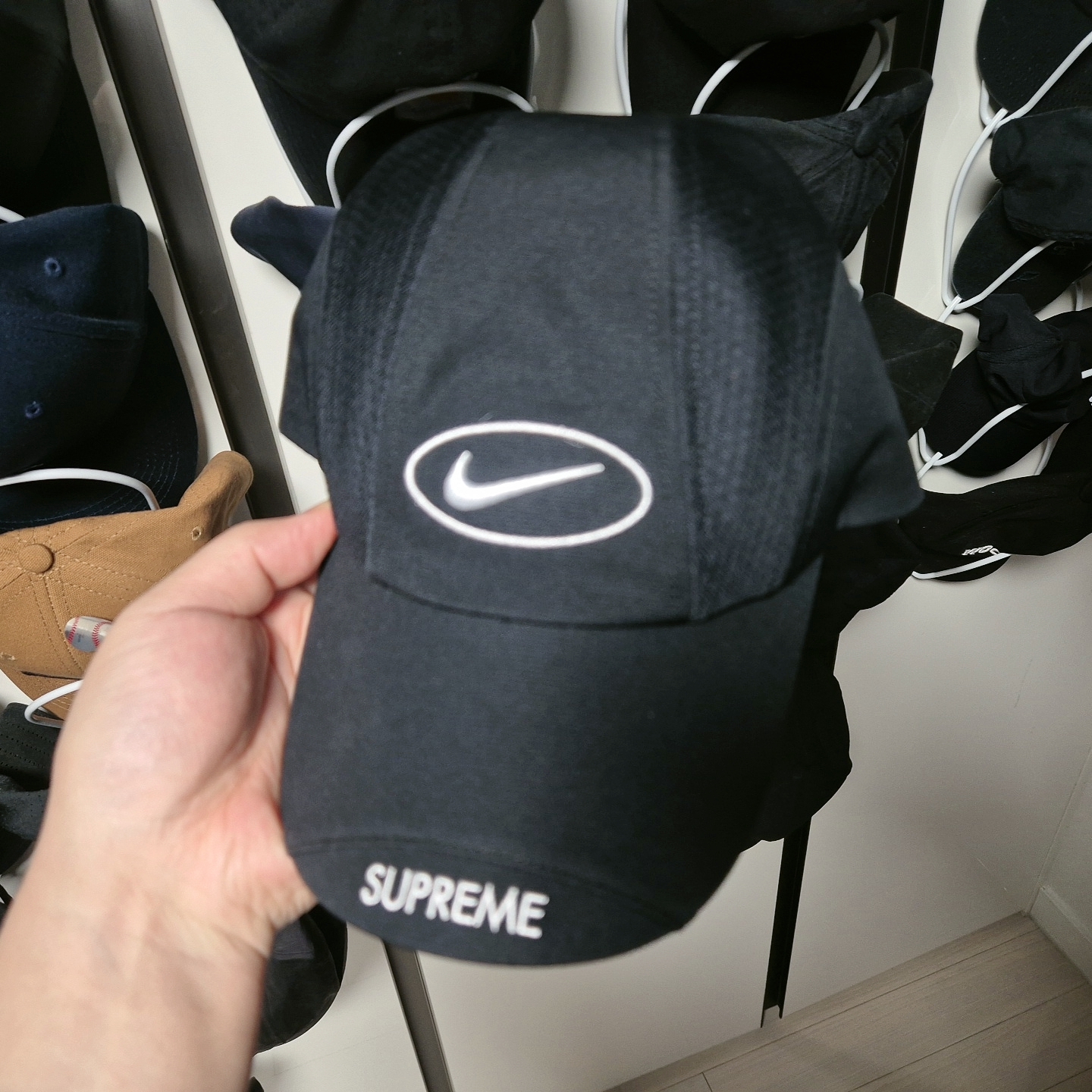 Supreme x Nike Running Hat Black - 25SS 착용 스타일