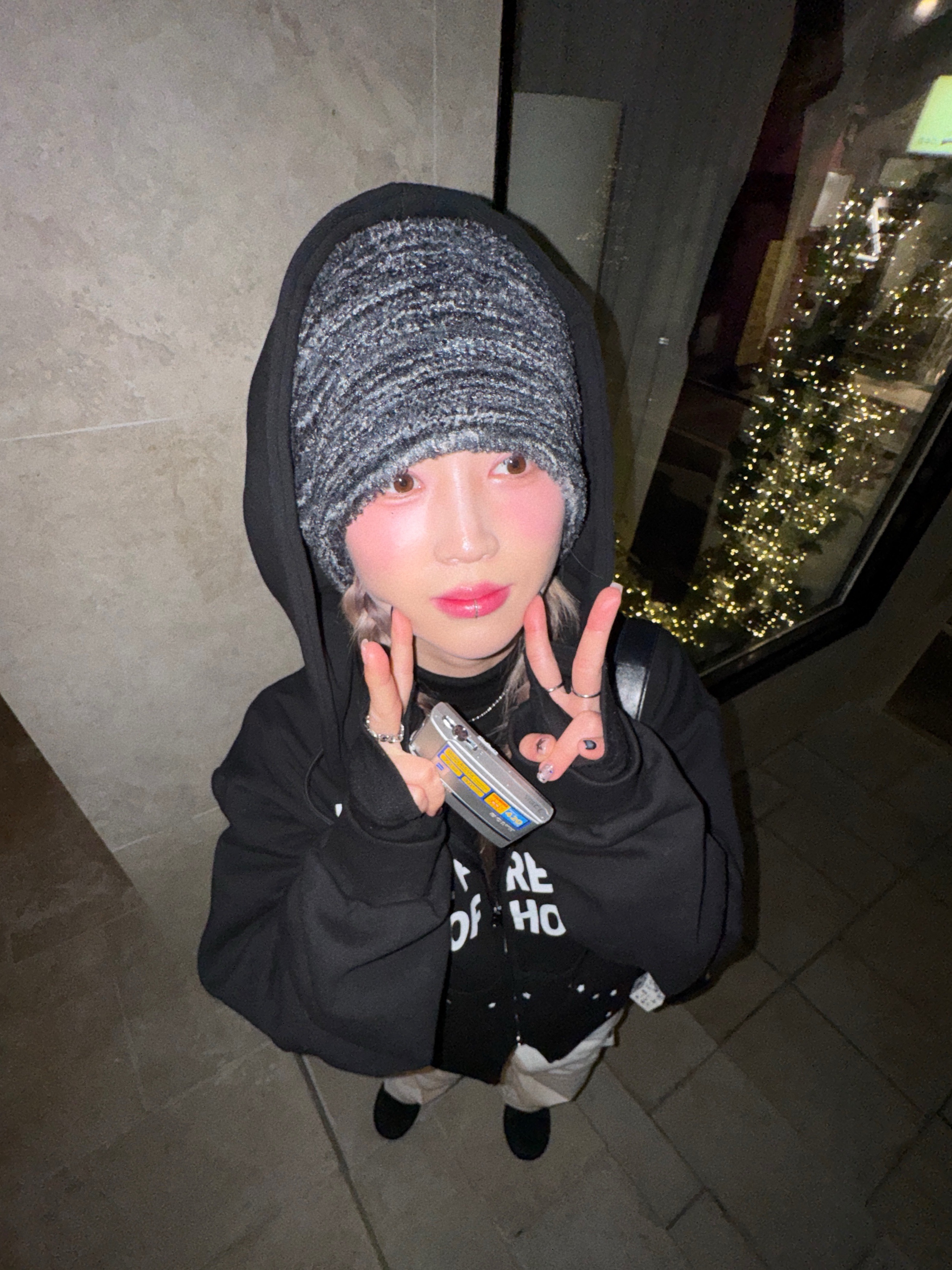 SLOW RECORD HOUSE Typo Star Hood Zip-up Black 착용 스타일 - 5