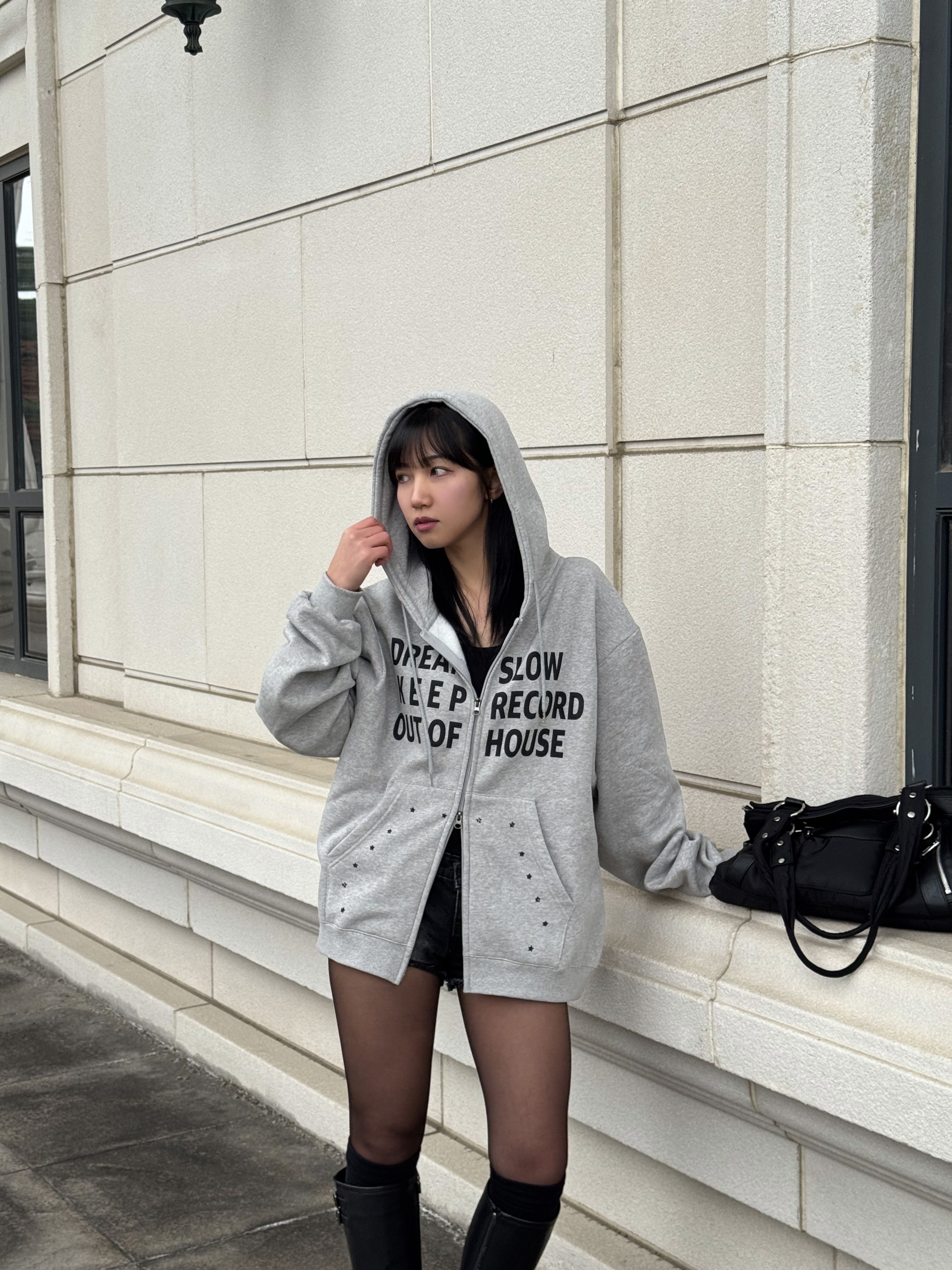SLOW RECORD HOUSE Typo Star Hood Zip-Up Grey 착용 스타일 - 3
