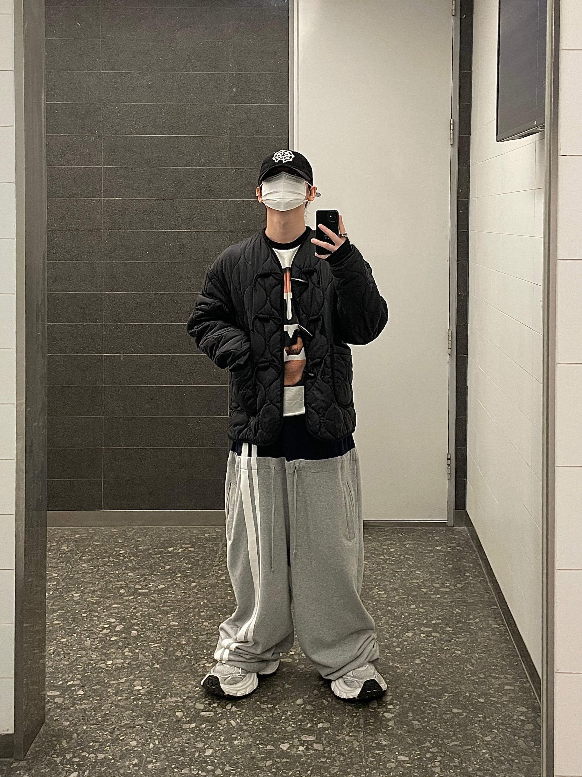 ROARINGRAD Double Waist Sweat Pants Gray, Balenciaga 10XL Sneakers White Grey Silver Black 착용 스타일