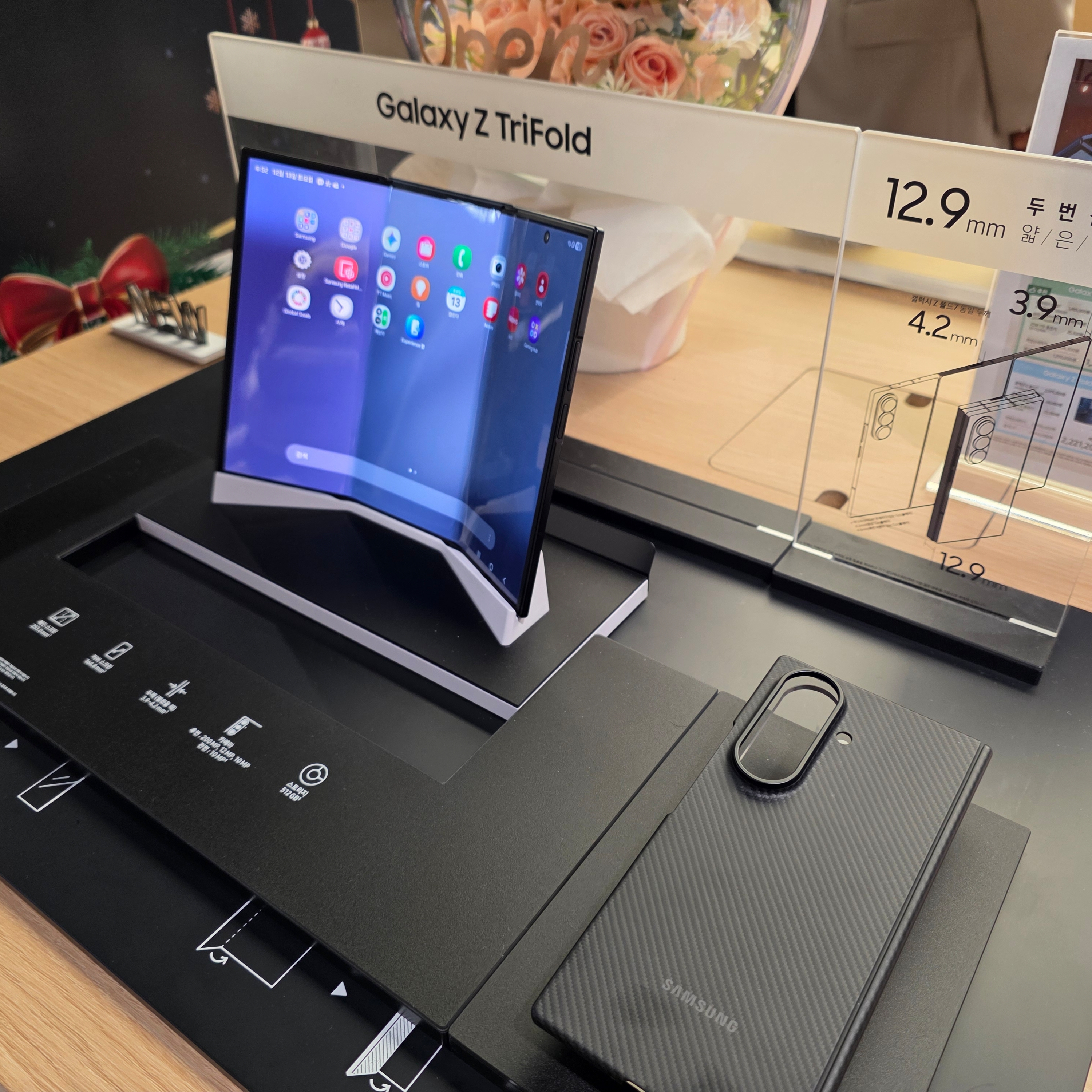 Samsung Galaxy Z Trifold 512GB Crafted Black (Korean Ver.), Nike Tottenham Hotspur 2025/26 Stadium Home Dri-Fit Football Replica Jersey White Light Iron Ore (Non Marking Ver.) 착용 스타일 - 1