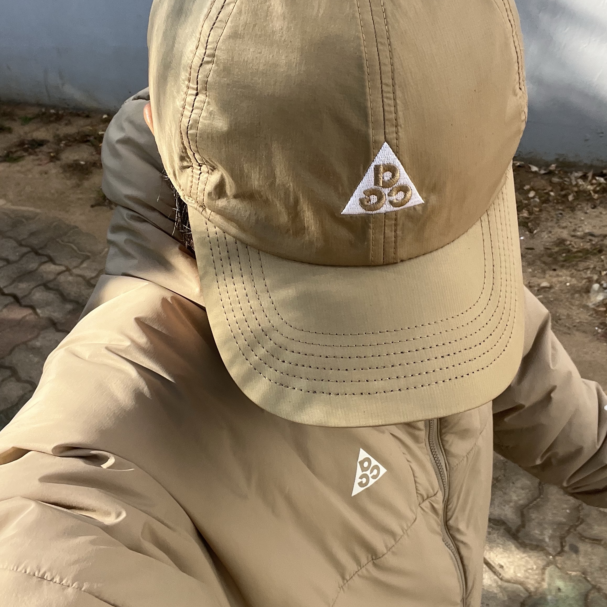 Nike ACG Therma-Fit ADV Rope De Dope Jacket Light Iron Ore - Asia, Nike ACG Dri-Fit Club Trail Cap Parachute Beige 착용 스타일