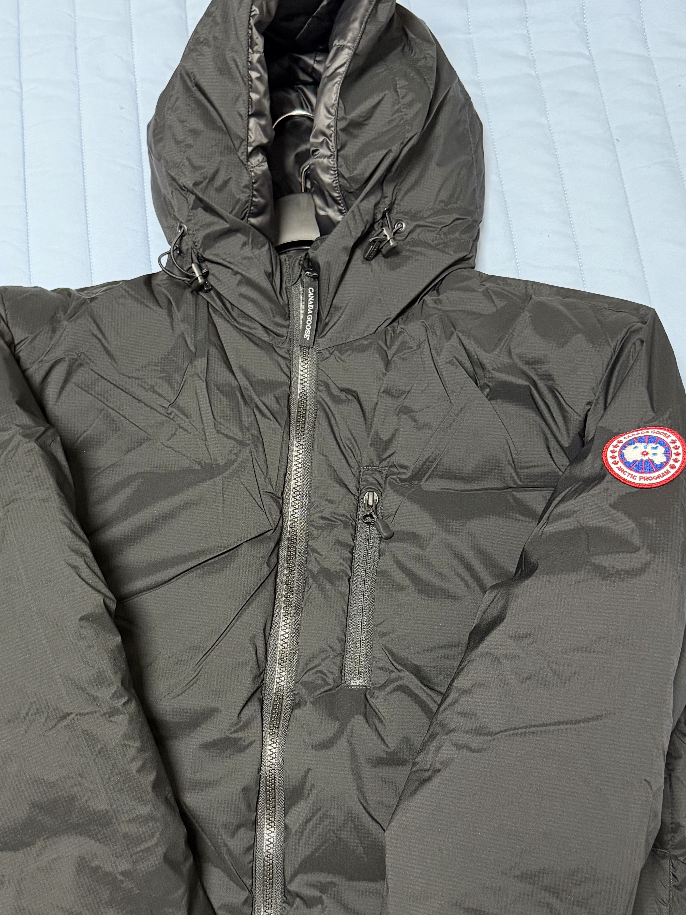 Canada Goose Lodge Down Hoody Matte Finish Black 착용 스타일 - 4
