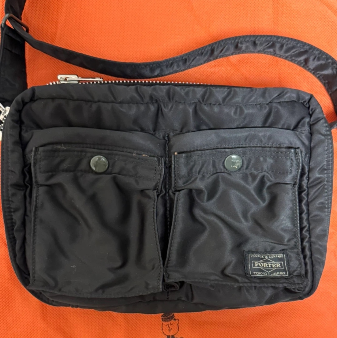 Porter Tanker Shoulder Bag S Black 착용 스타일