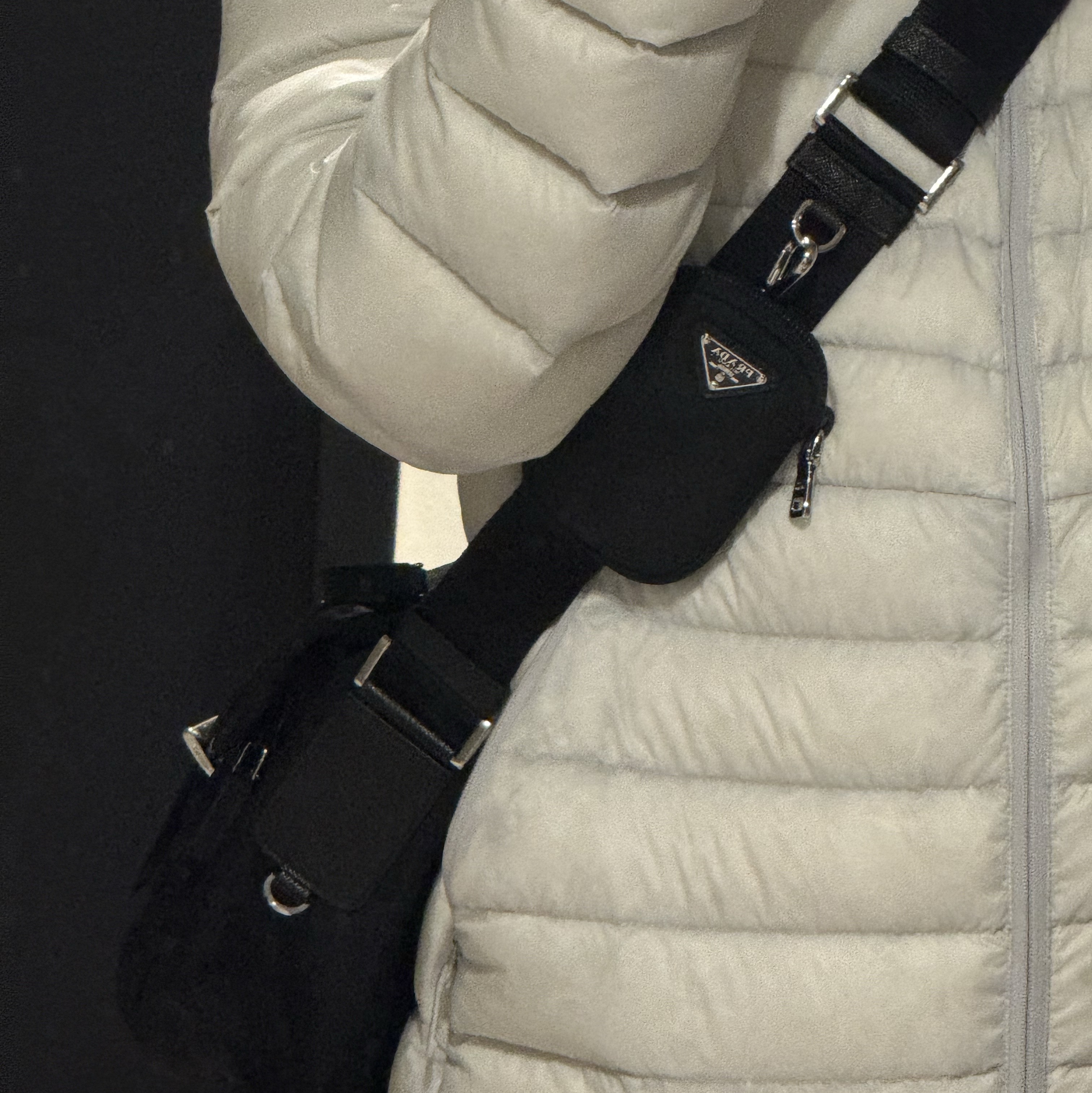Prada Re-Nylon Shoulder Bag Black 착용 스타일 - 2