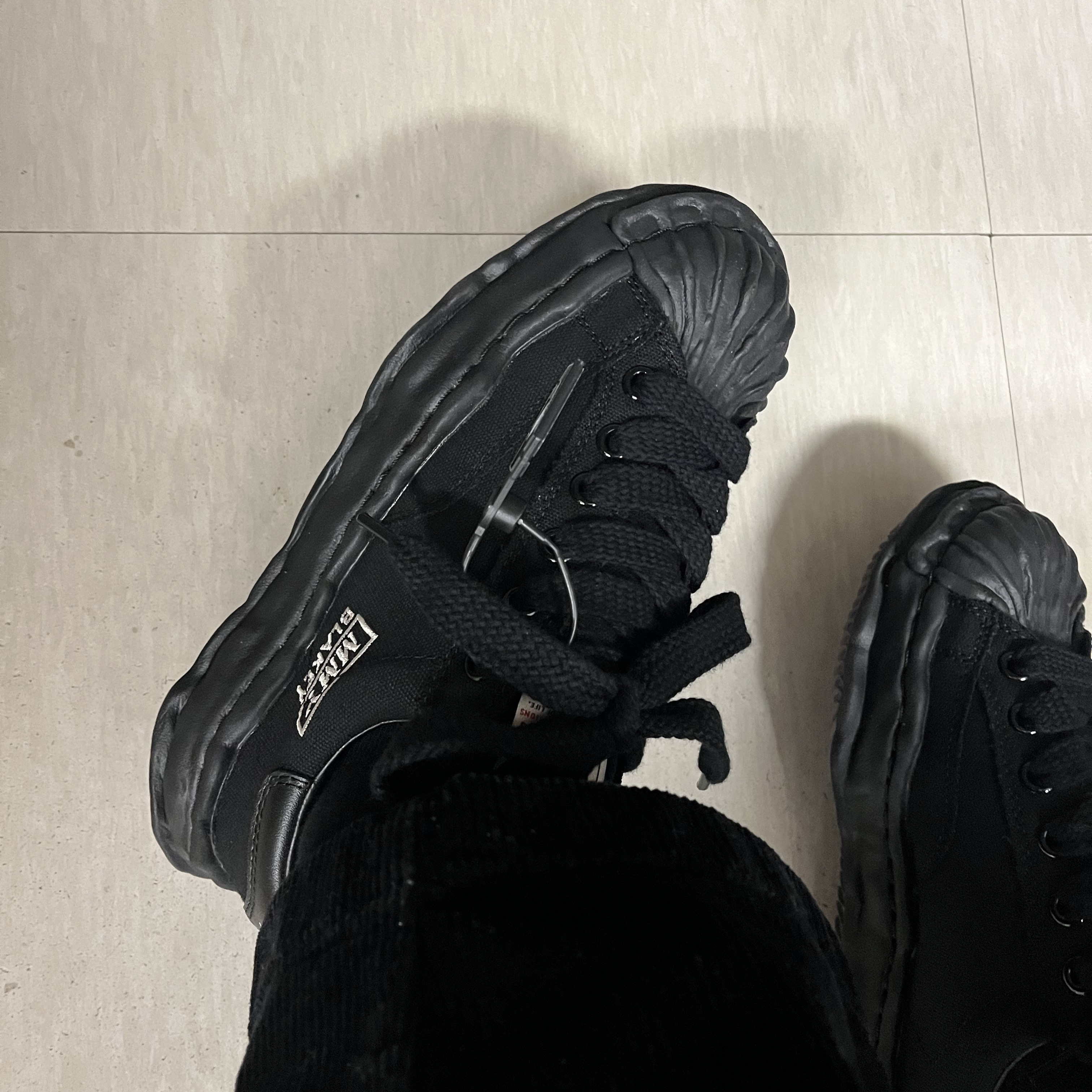 Maison Mihara Yasuhiro Blakey OG Sole Canvas Low-top Sneakers Black Black 착용 스타일 - 4