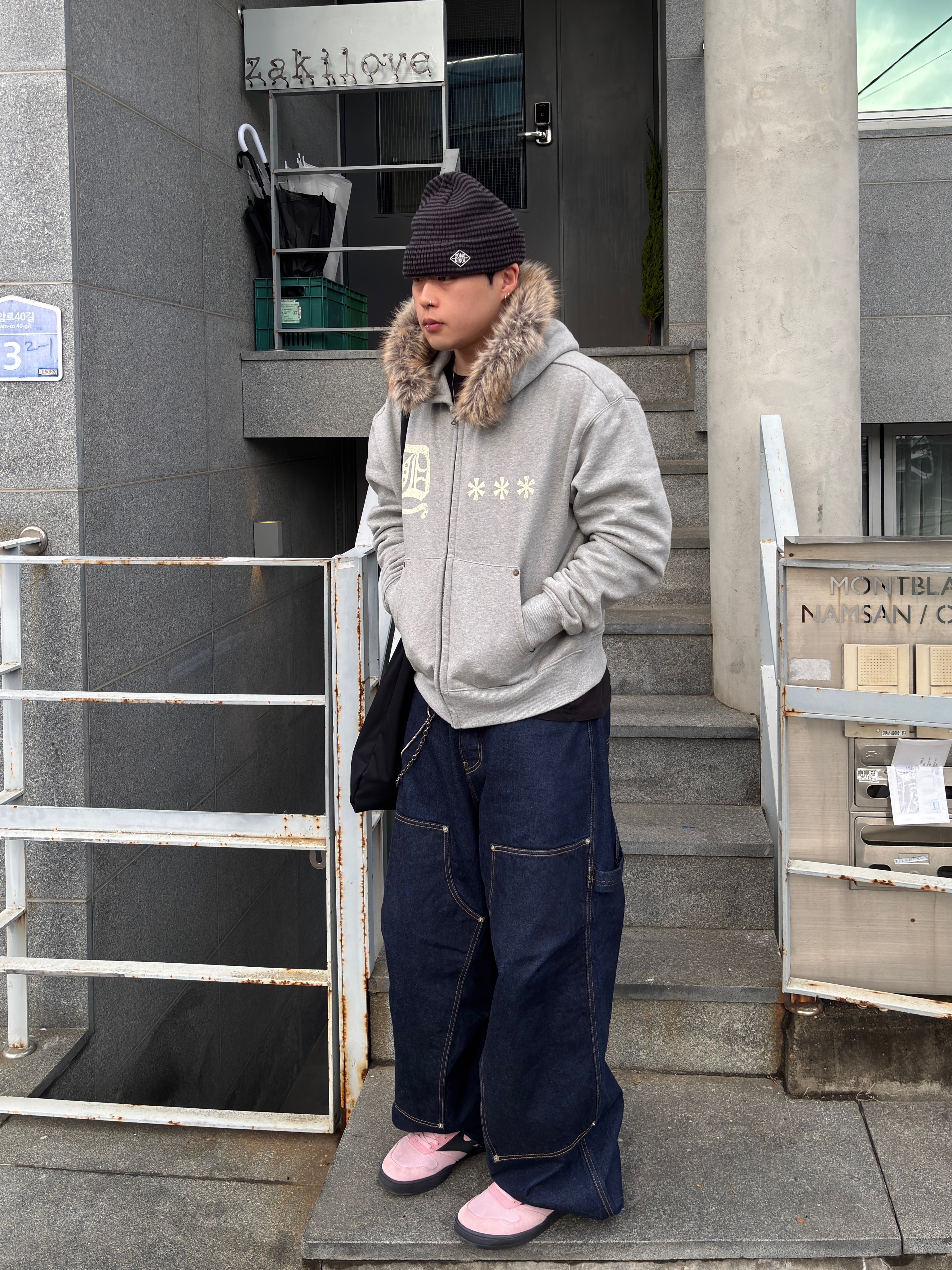 AMOU Fur Hoodie Zip Up Gray 착용 스타일 - 7