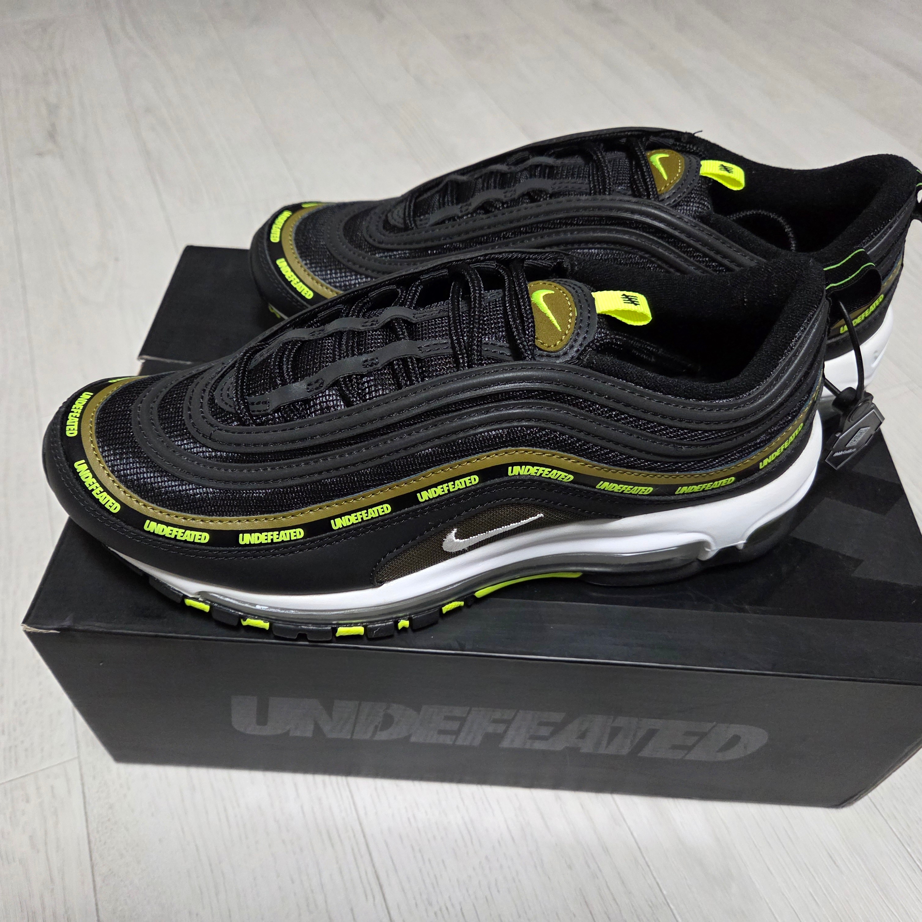 Nike x Undefeated Air Max 97 Black Volt 착용 스타일 - 3