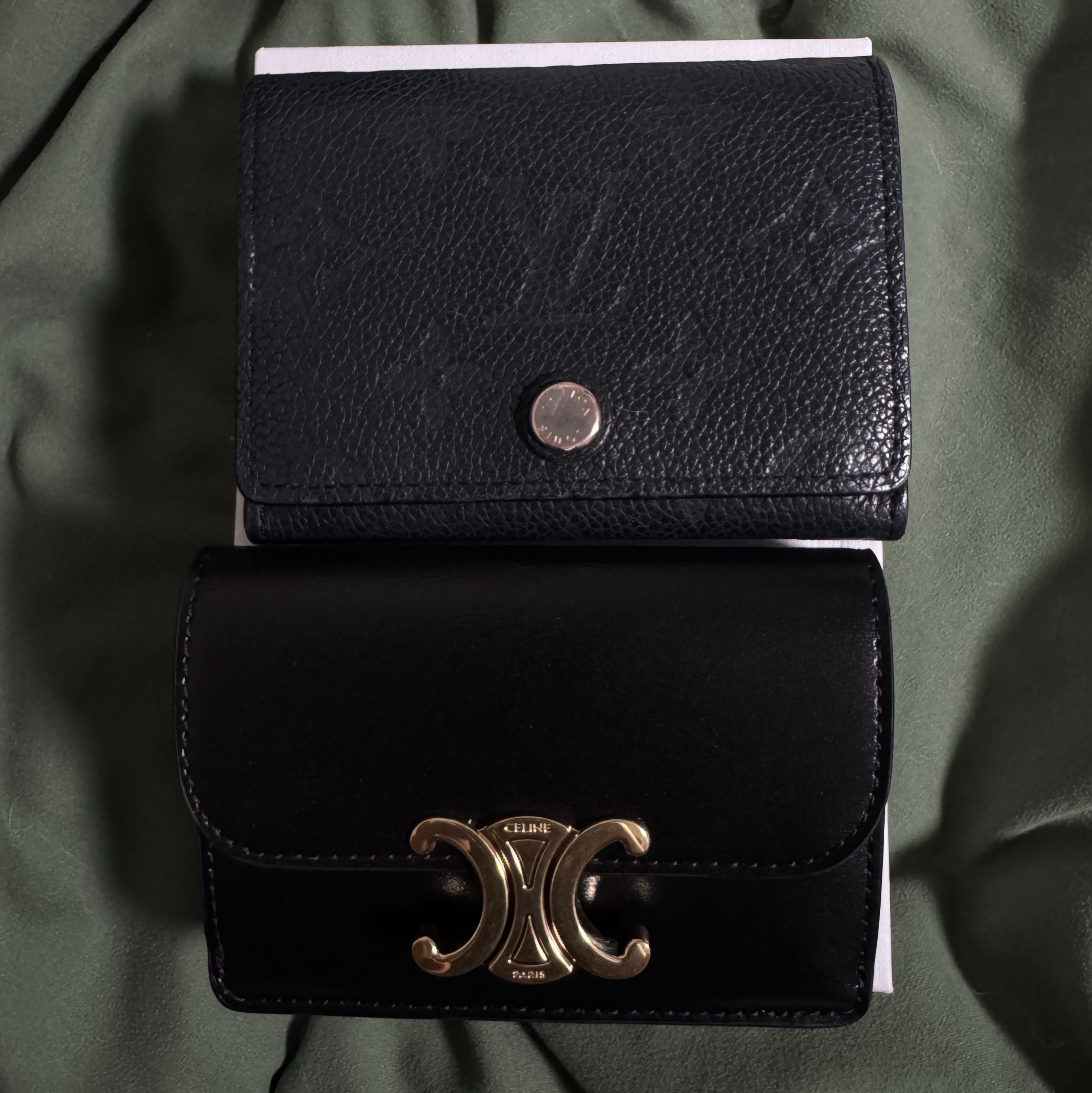 Celine Card Holder with Flap in Shiny Calfskin Black 착용 스타일 - 7