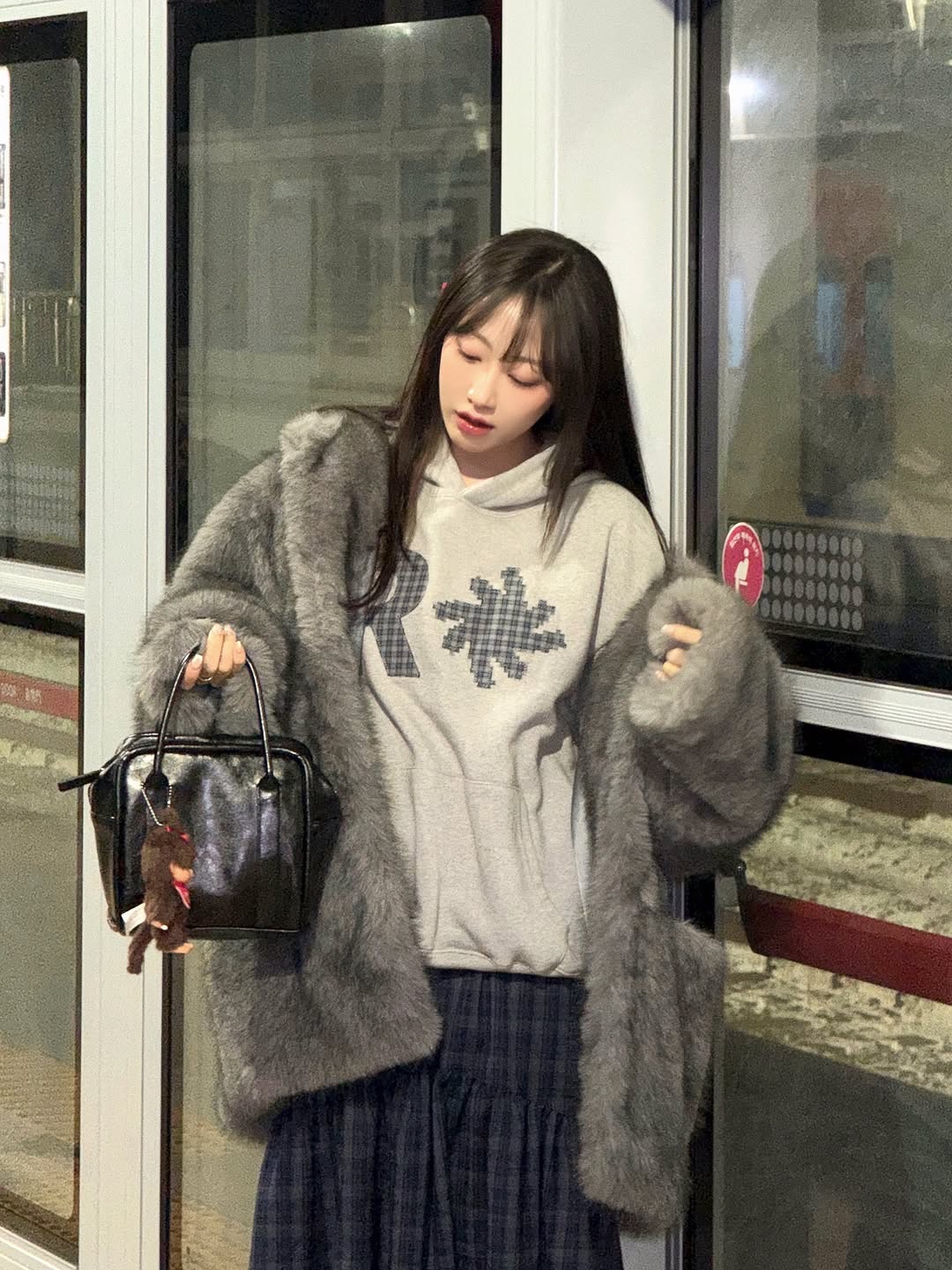 SLOW RECORD HOUSE Check Patch Hoodie Grey 착용 스타일 - 6
