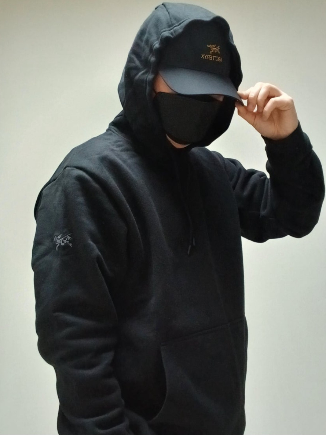 Arc'teryx Bird Word Cap 24K Black, Arc'teryx Emblem Fleece Hoody Black 착용 스타일 - 1