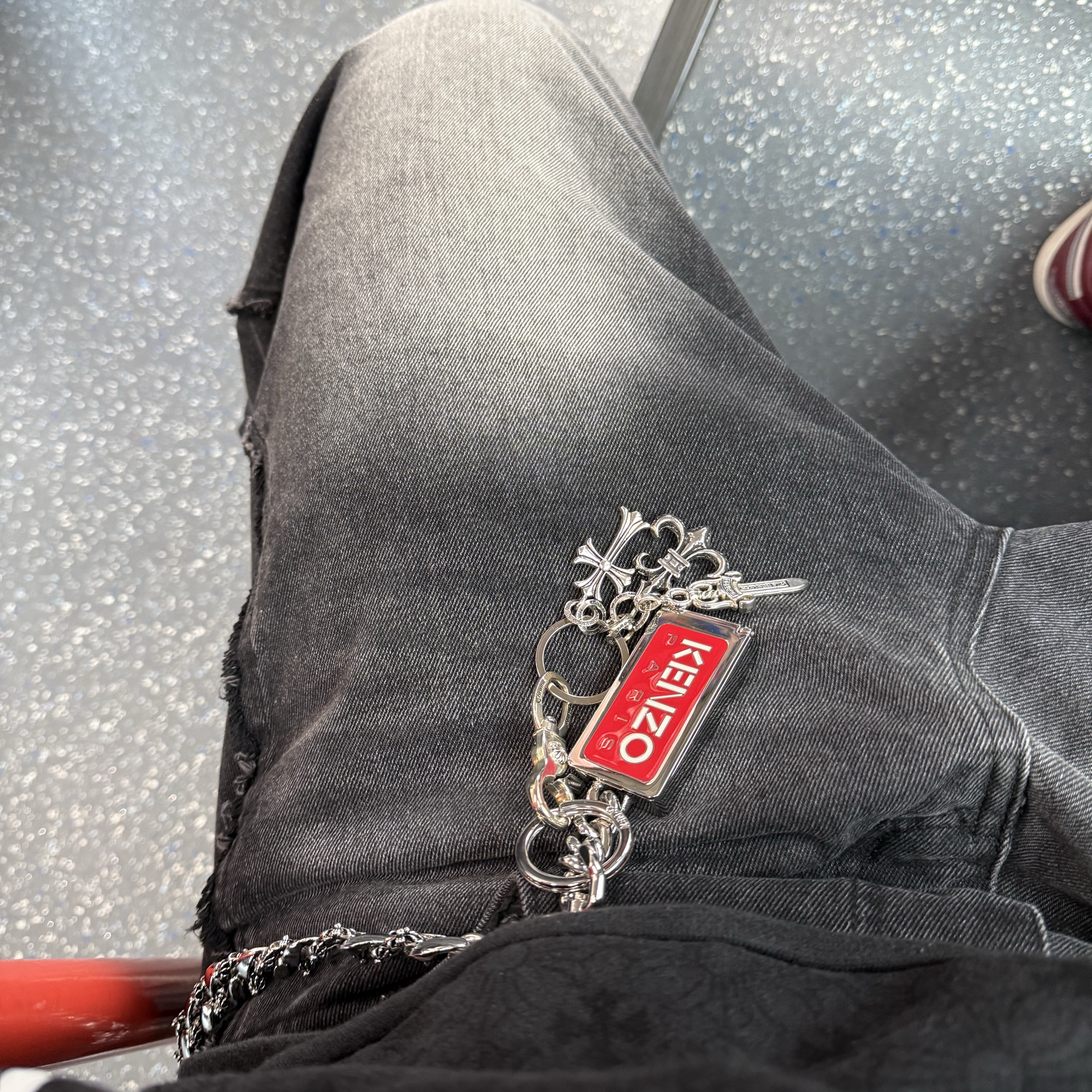 Kenzo Tag Keychain Silver, Chrome Hearts Vertical Logo Hoodie Black 착용 스타일