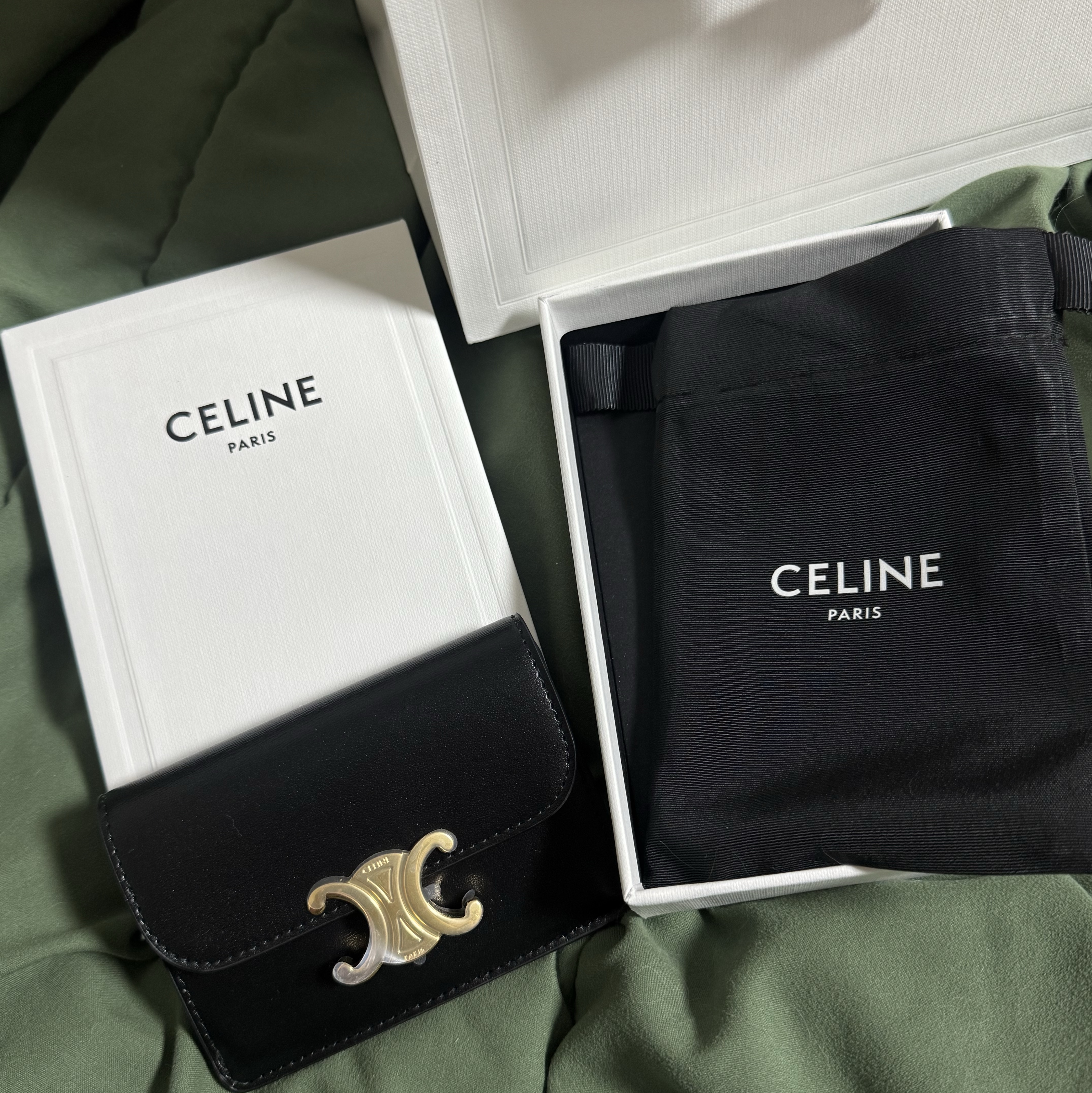 Celine Card Holder with Flap in Shiny Calfskin Black 착용 스타일 - 2