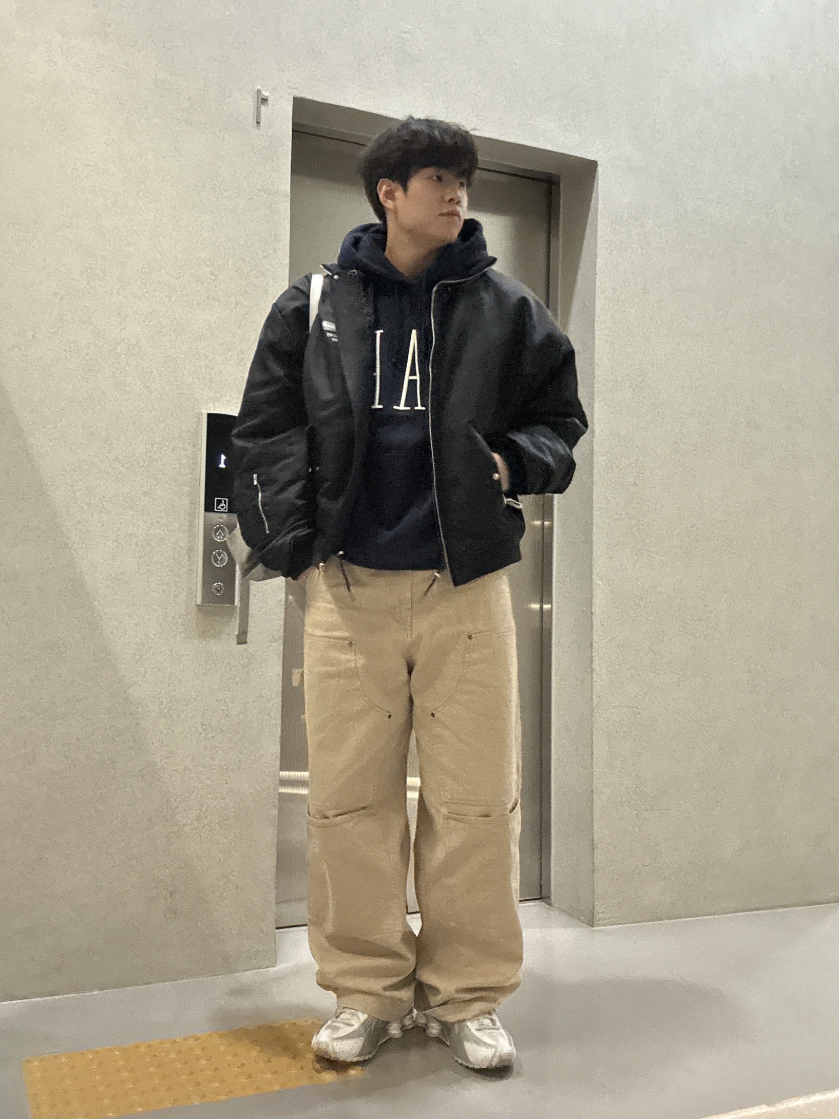 [KREAM 단독] STU Overfit Collar Bomber Black, Aoiro Cutted Double Knee Pants Tan 착용 스타일 - 2
