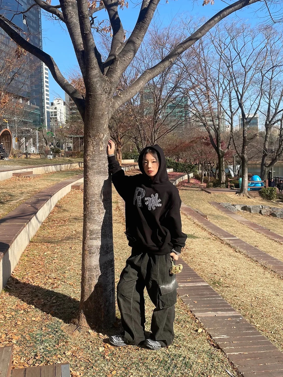 SLOW RECORD HOUSE Check Patch Hoodie Black 착용 스타일 - 1
