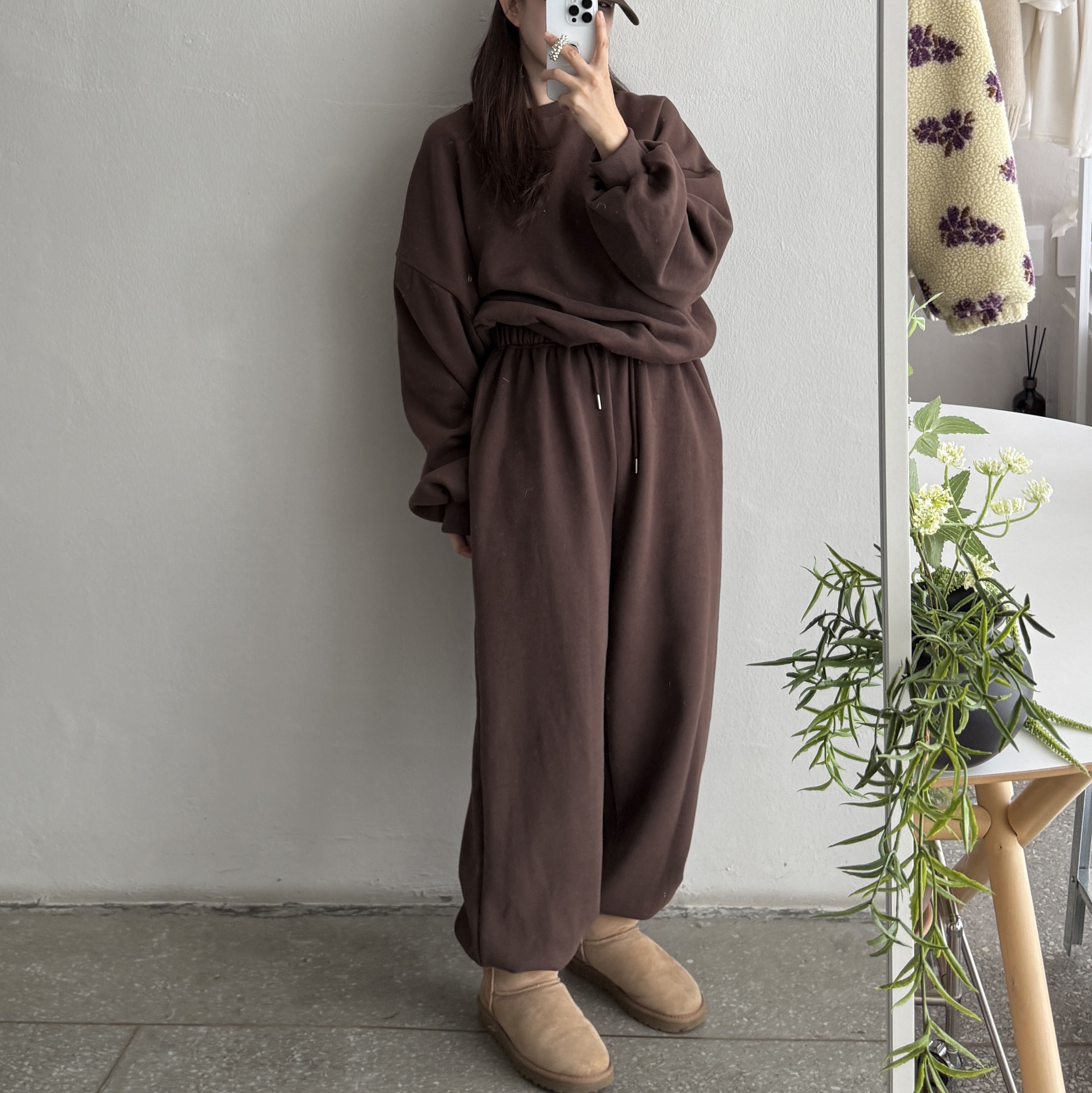 (W) UGG Classic Mini II Boots Chestnut, Telfar x UGG Small Shopping Bag Chestnut 착용 스타일 - 2