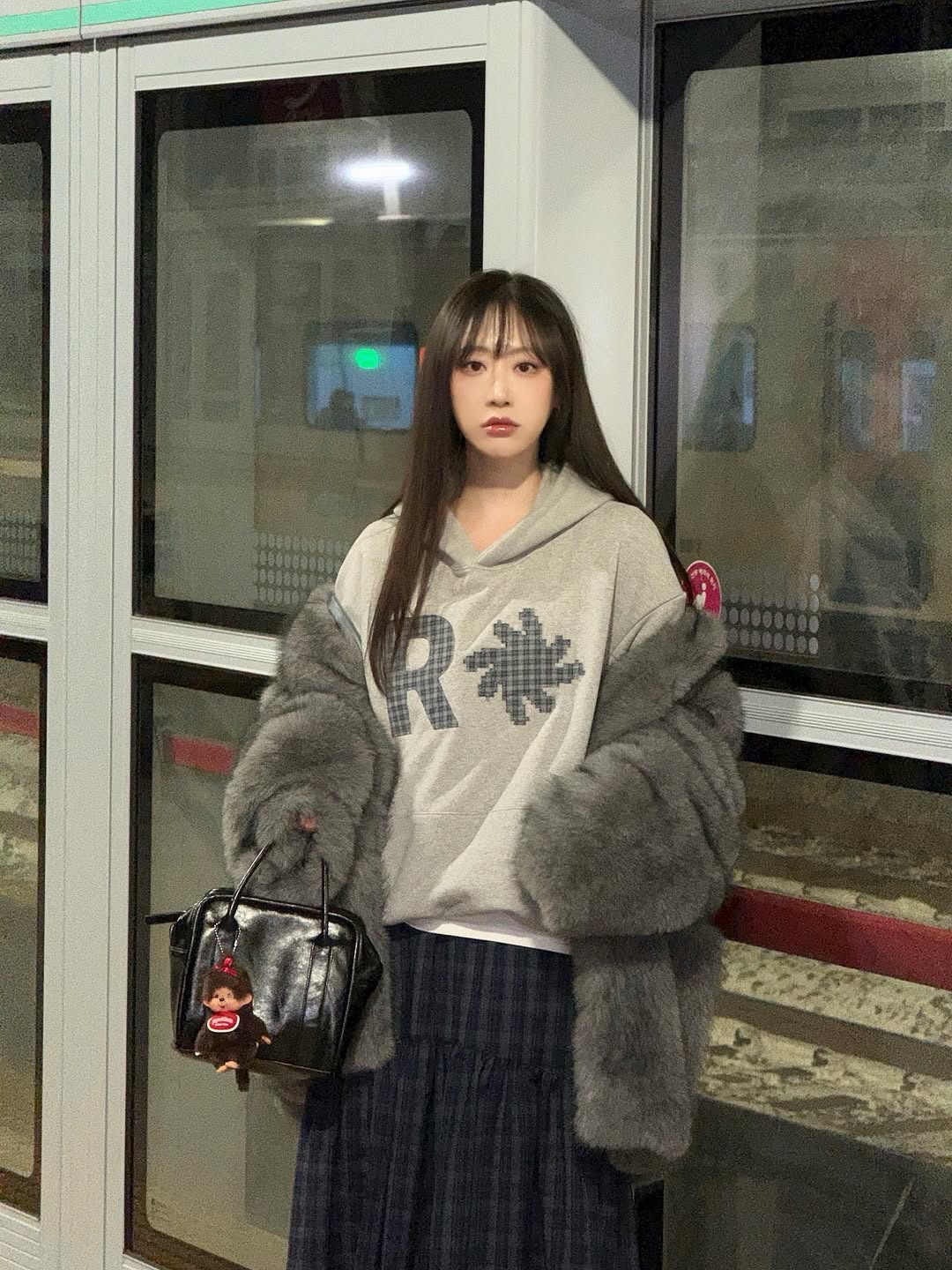 SLOW RECORD HOUSE Check Patch Hoodie Grey 착용 스타일 - 1
