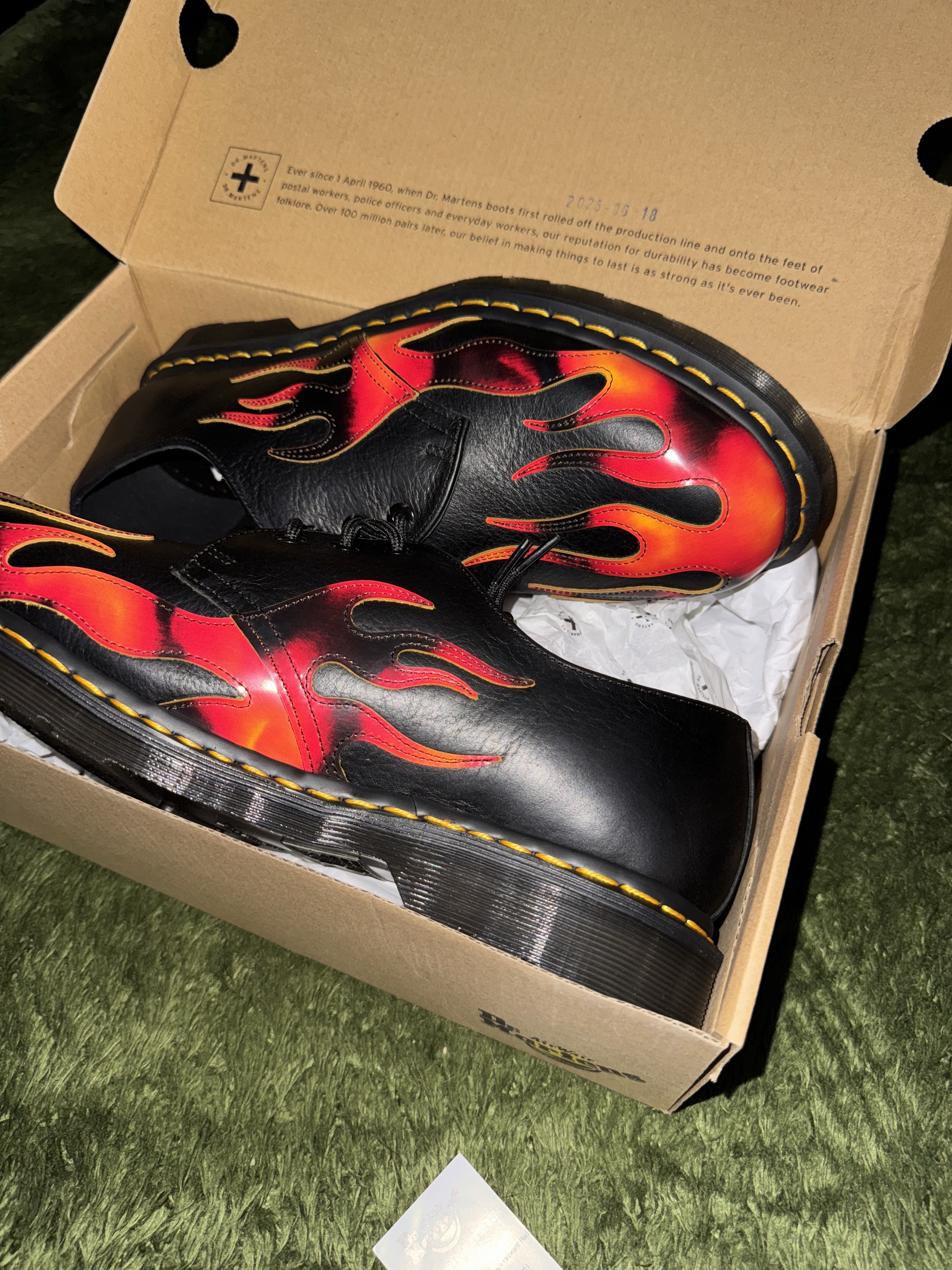 Dr. Martens 1461 Flame Black Vibrant Red DMS Yellow 착용 스타일 - 8