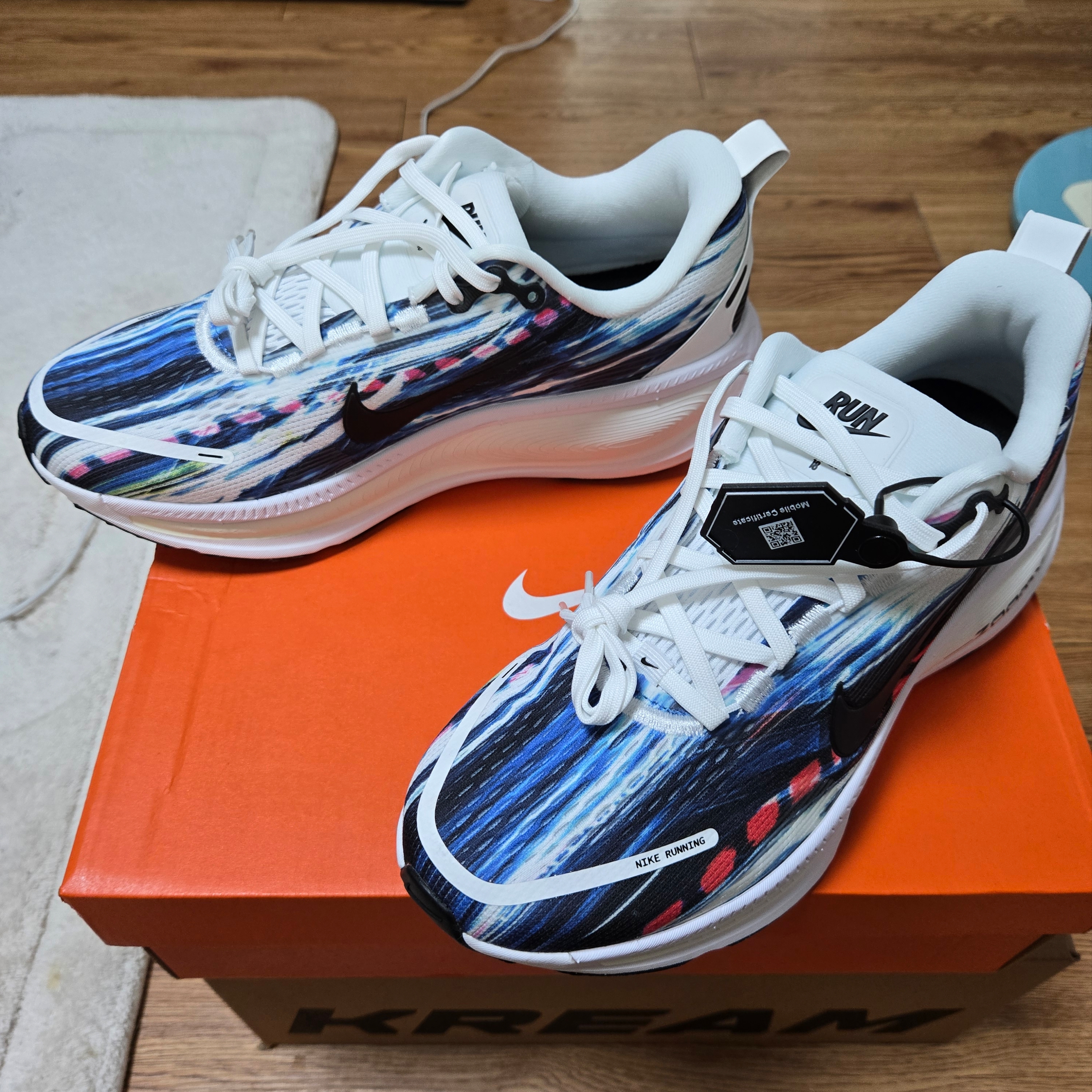 Nike Vomero 18 SE Multicolor White 착용 스타일 - 3