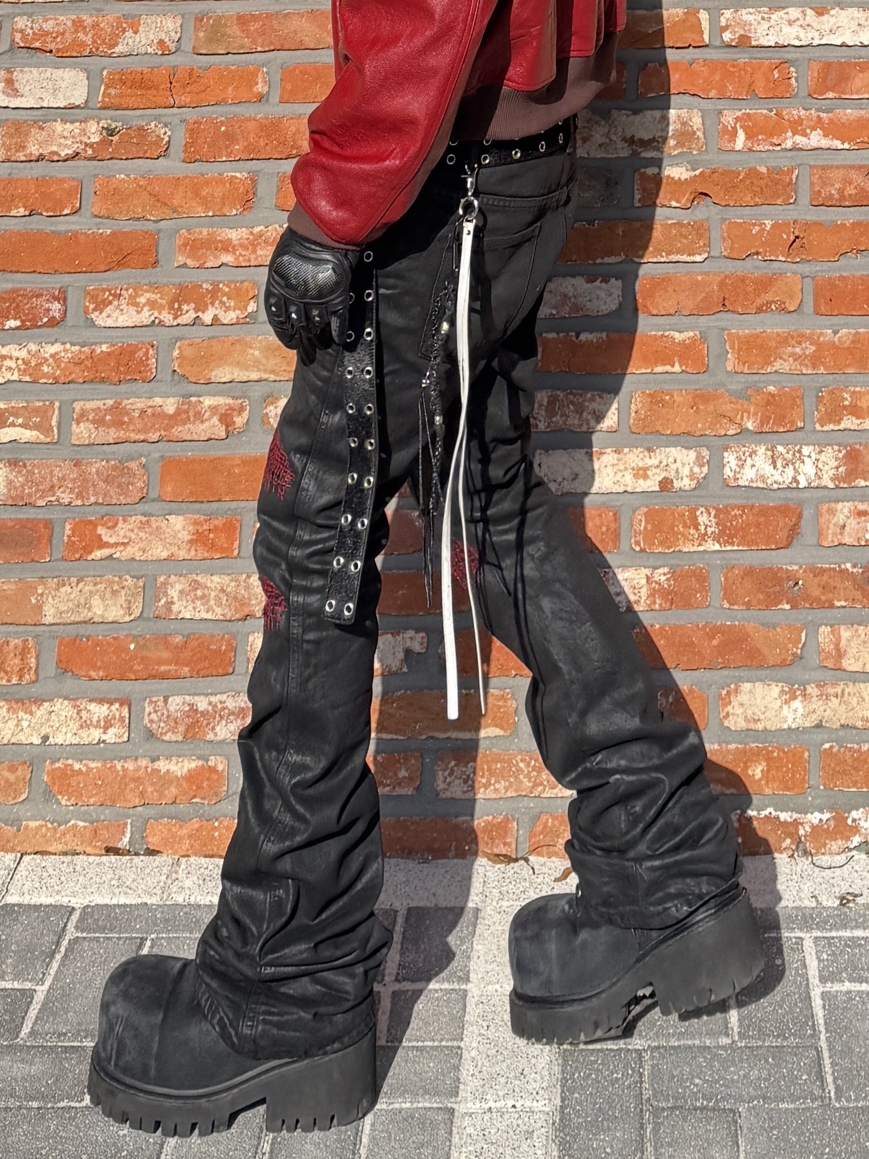 Undermycar Hommage Embraced The Fireworks Goatskin Blouson Red - 24FW, Undermycar x Emostanceclub Emoun Destroyed Cowhide Suede Red Stitch Denim Toreador - 23FW 착용 스타일 - 5