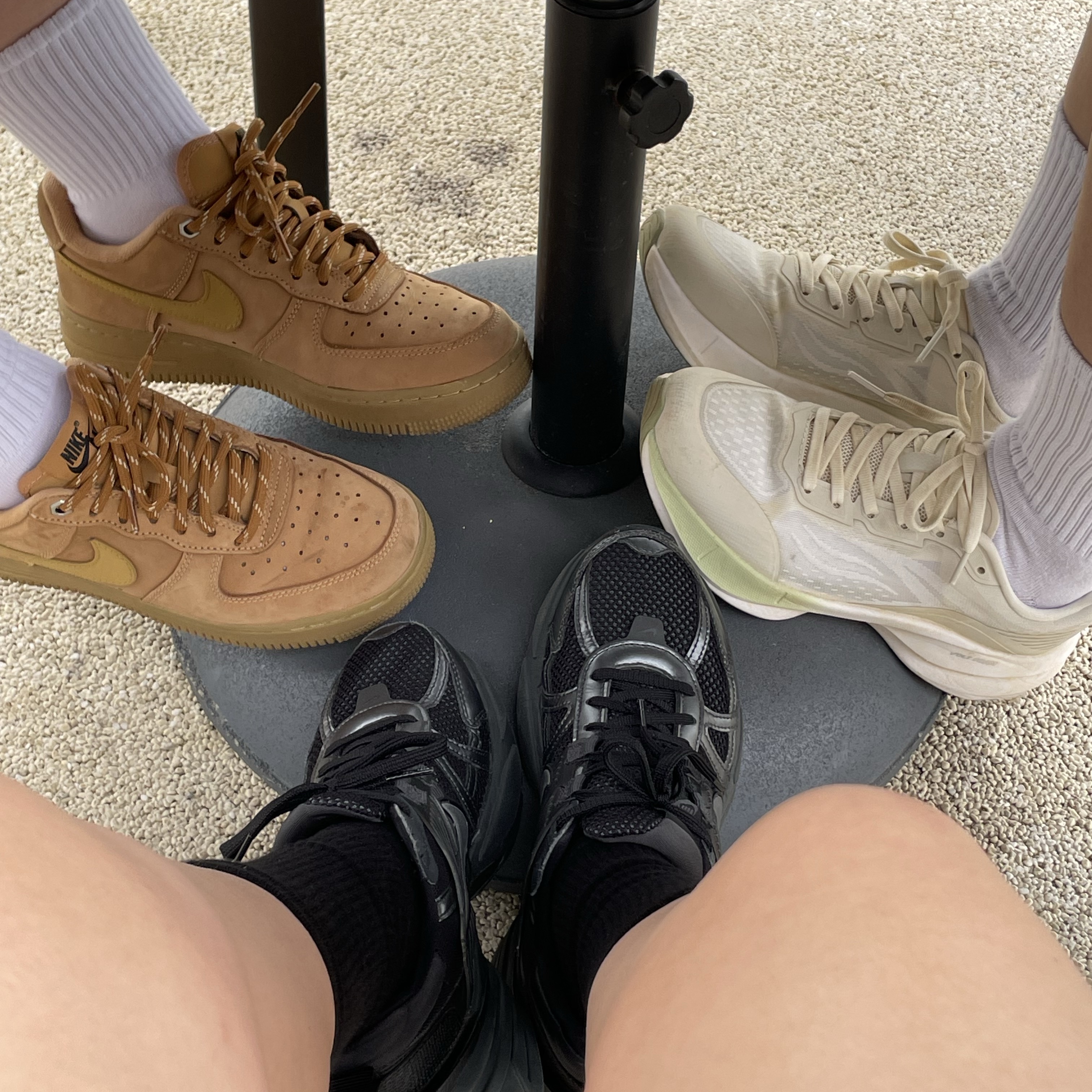 Nike Air Force 1 '07 WB Flax, Nike V2K Run Black Anthracite 착용 스타일 - 1
