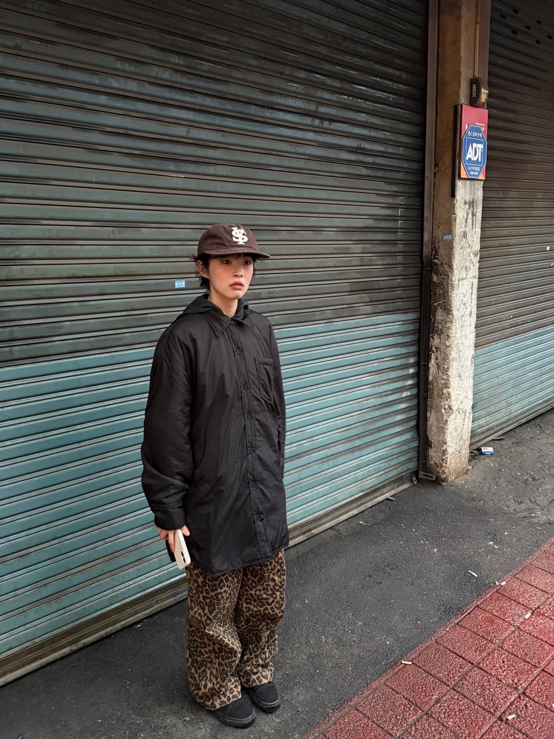Sunday Ceremony Sy Logo 5 Panel Cotton Cap - Brown 착용 스타일 - 2