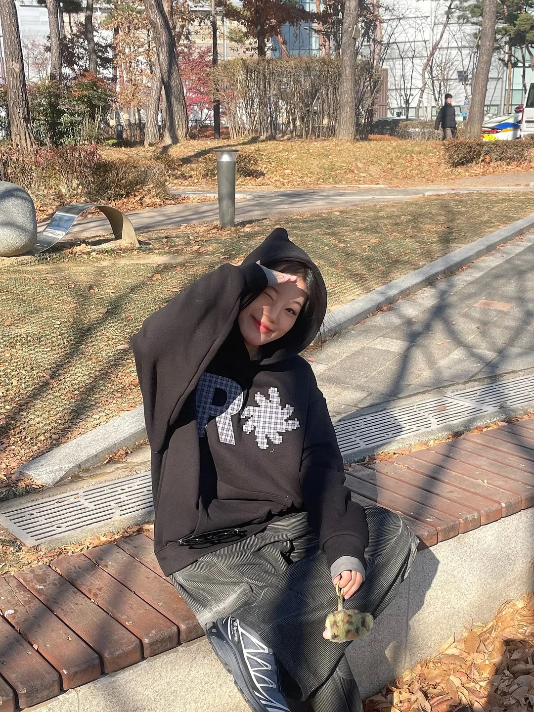 SLOW RECORD HOUSE Check Patch Hoodie Black 착용 스타일 - 4