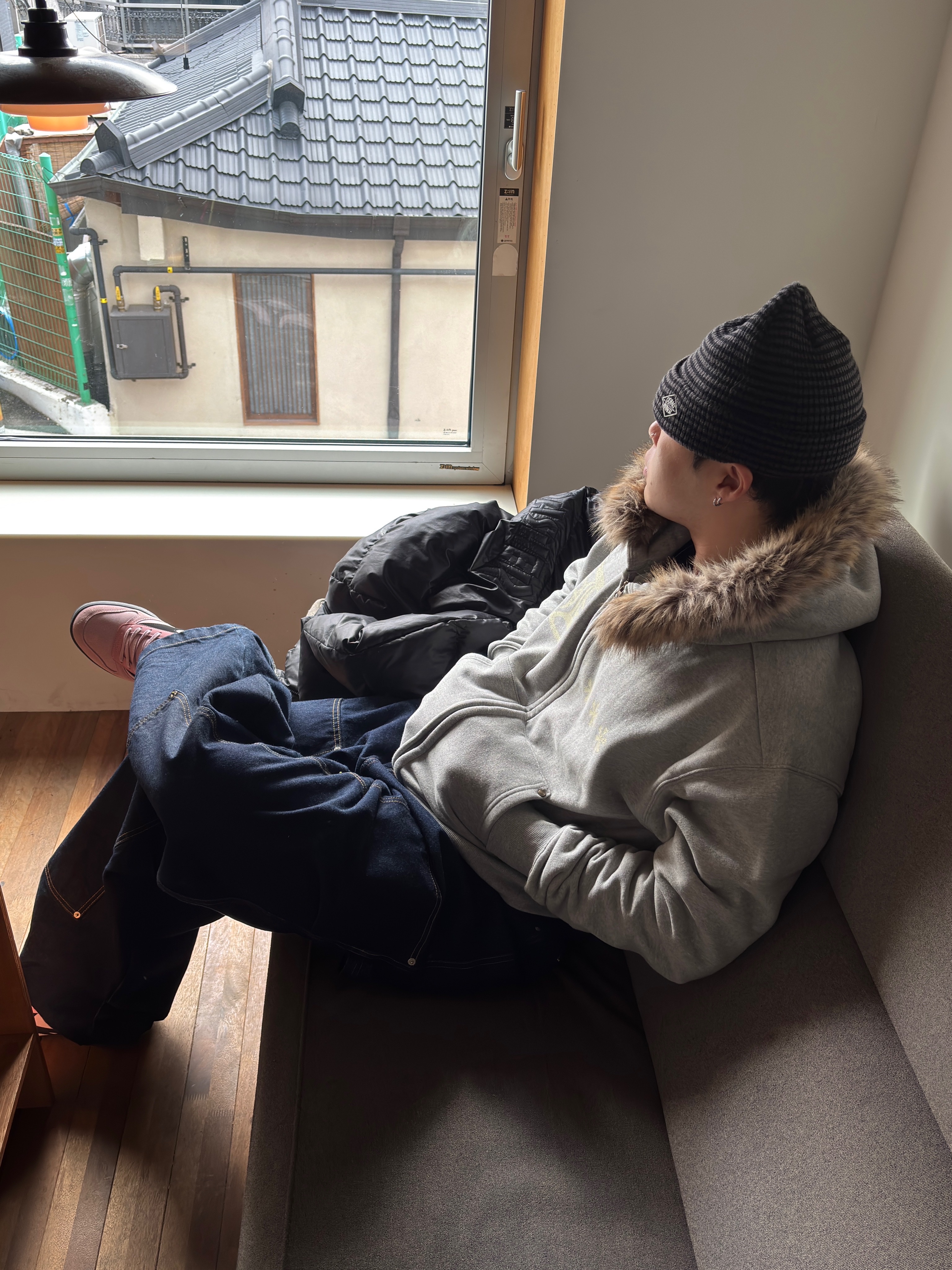 AMOU Fur Hoodie Zip Up Gray 착용 스타일 - 3