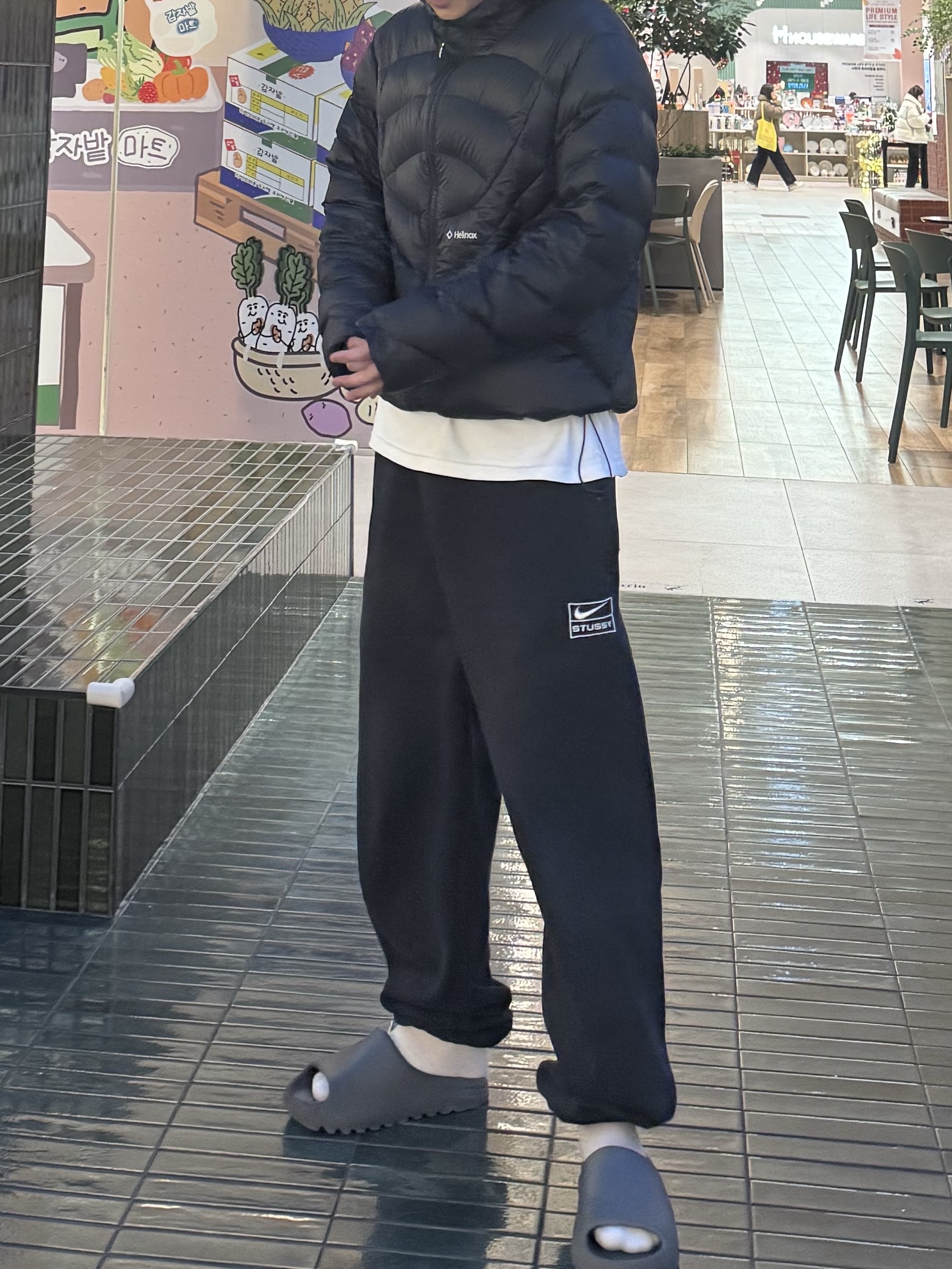 Nike x Stussy Washed Fleece Pants Black (FN5235-010), Helinox Wear Eclipse Pack Down Jacket Black 착용 스타일 - 3