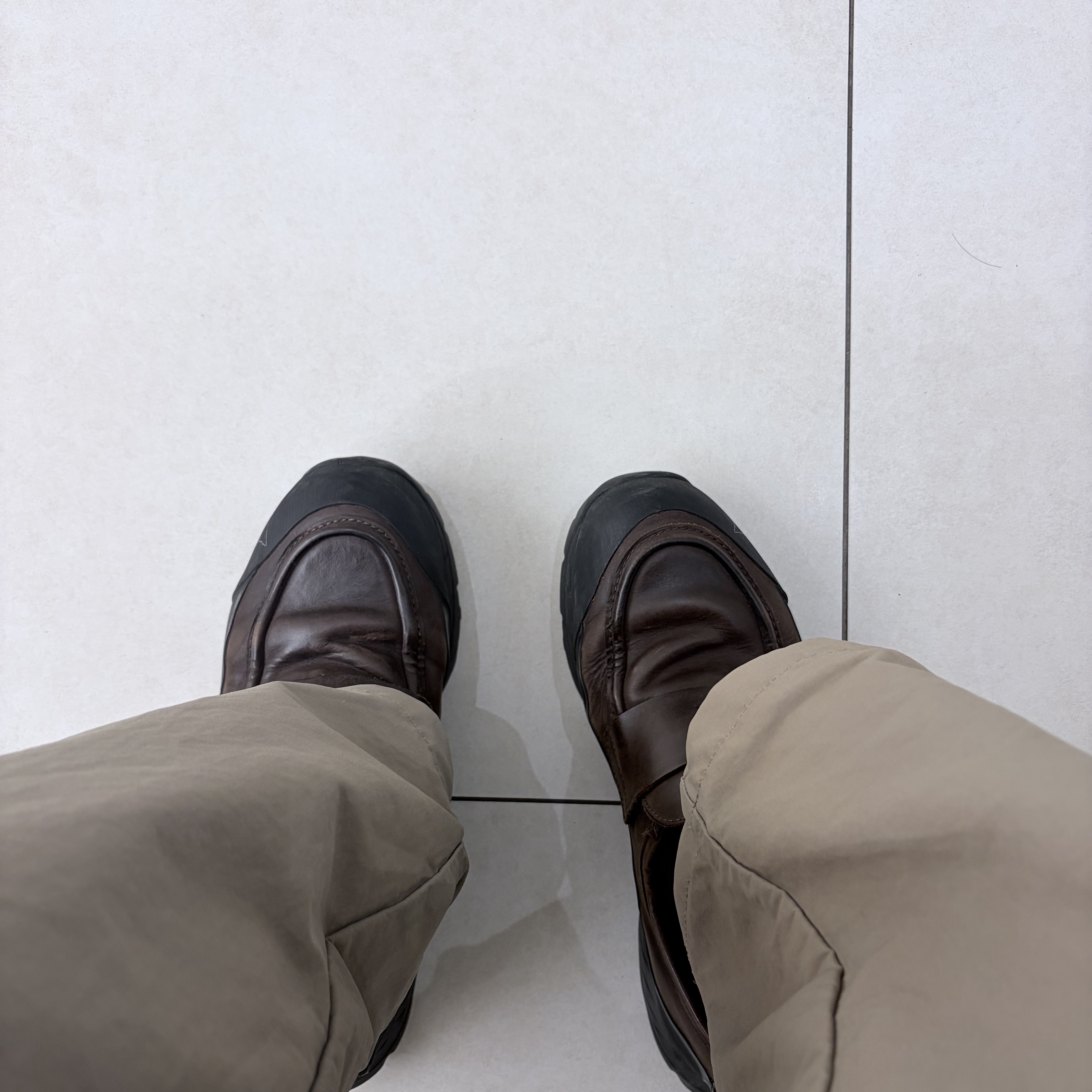 Roa Hiking Loafer Taupe Brown, Nanamica Chino Cap Black 착용 스타일 - 2