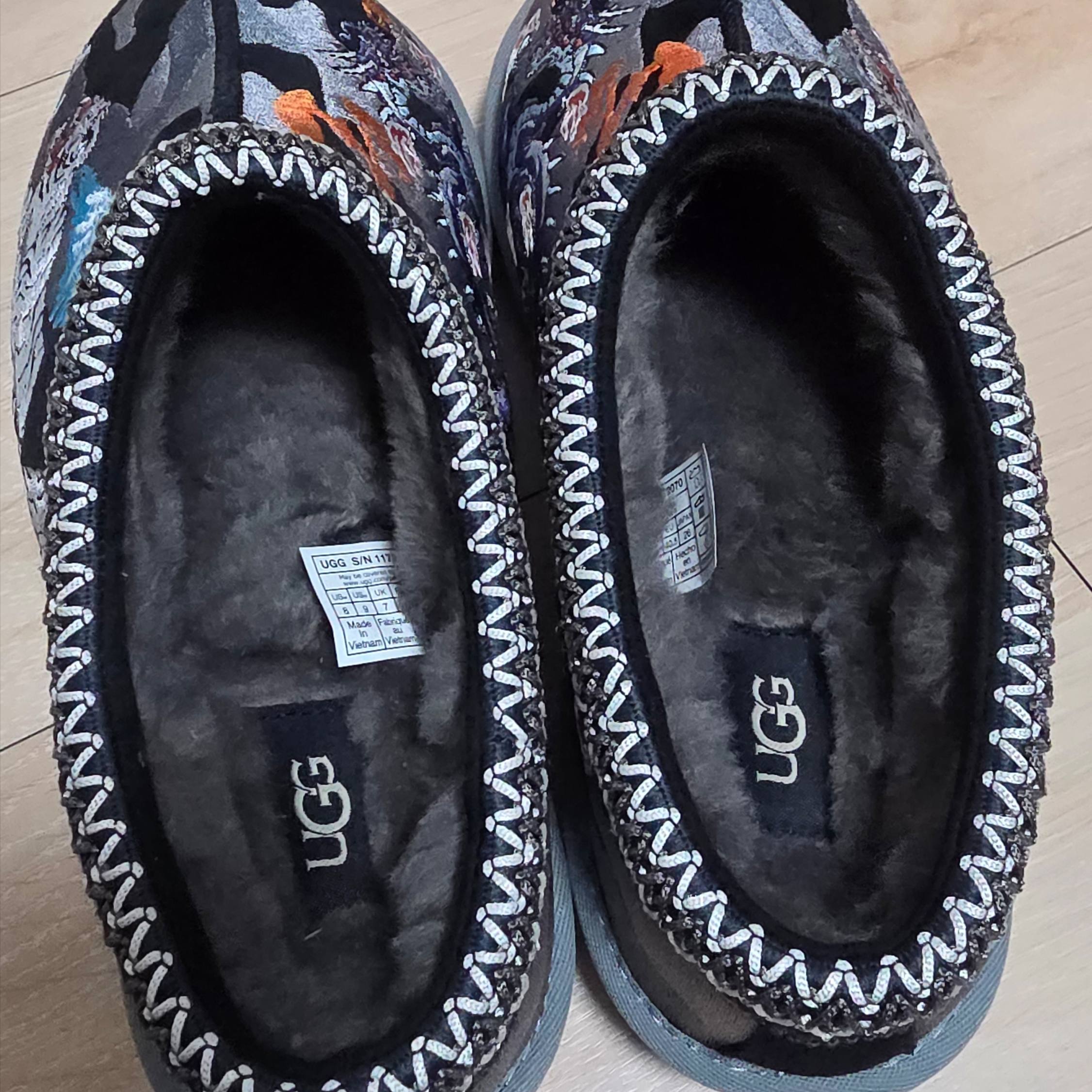 UGG x Palace Tasman Slipper Black Camo, Prada Re-Nylon Mini Pouch Black 착용 스타일 - 3