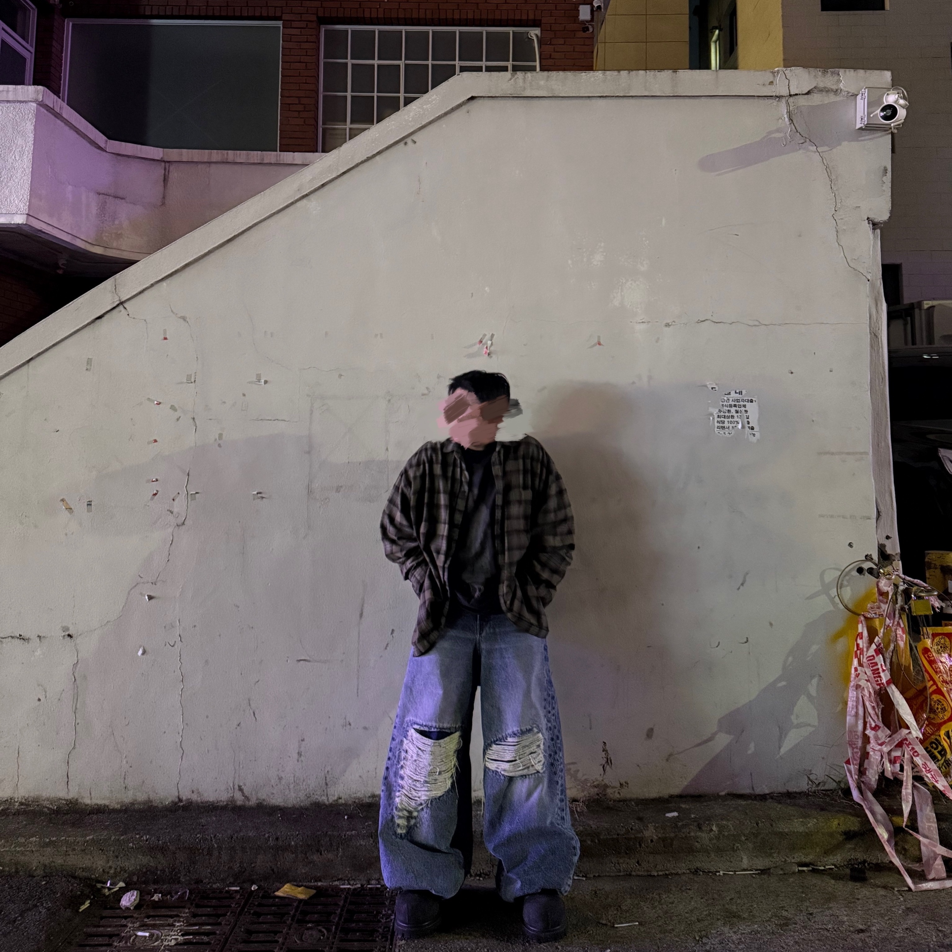 Vetements Distressed Wide Jeans Blue, Balenciaga Paris Liberty Layered Oversized Shirts Dark Green 착용 스타일 - 1