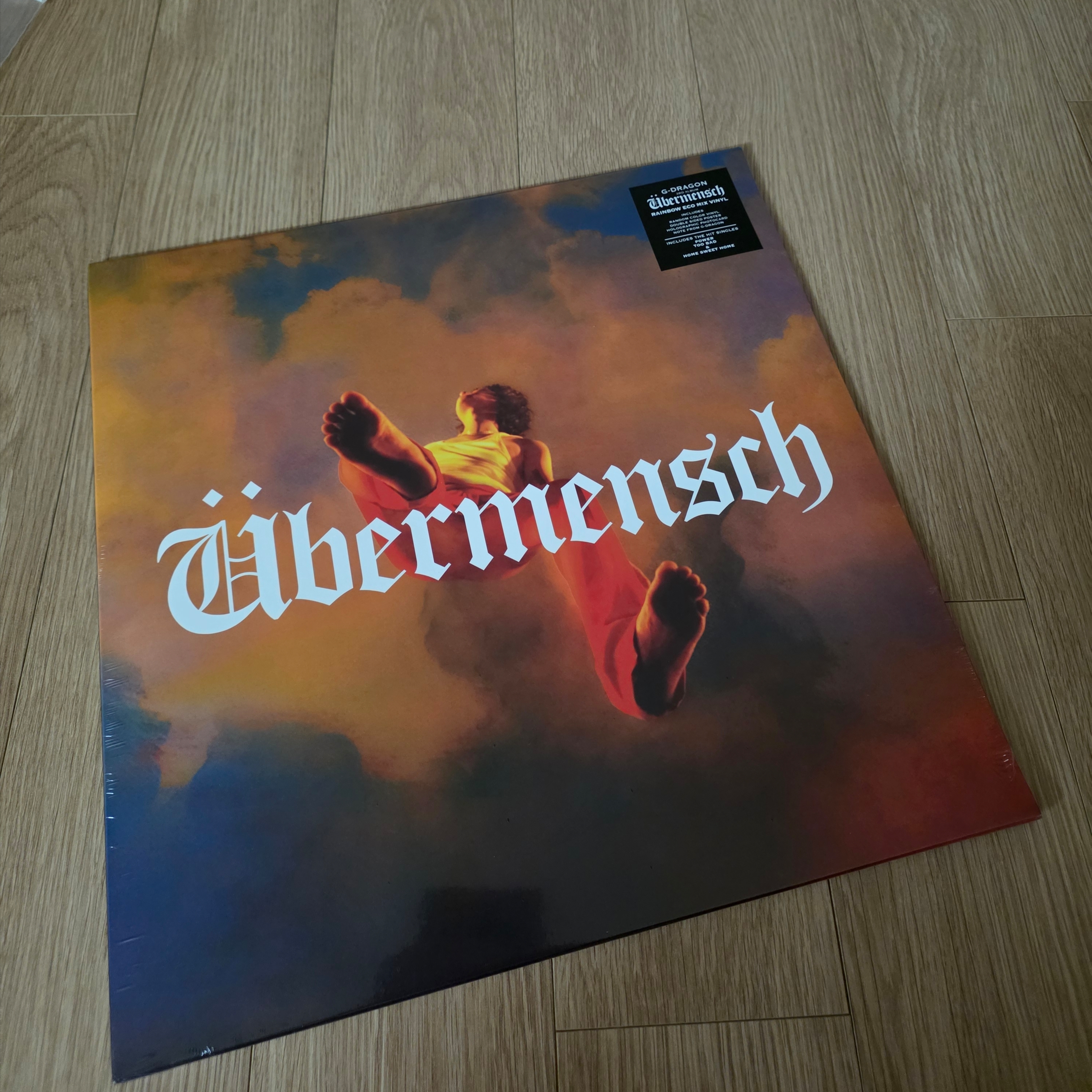 G-DRAGON Ubermensch Rainbow Eco Mix Vinyl (Random Color) 착용 스타일 - 1