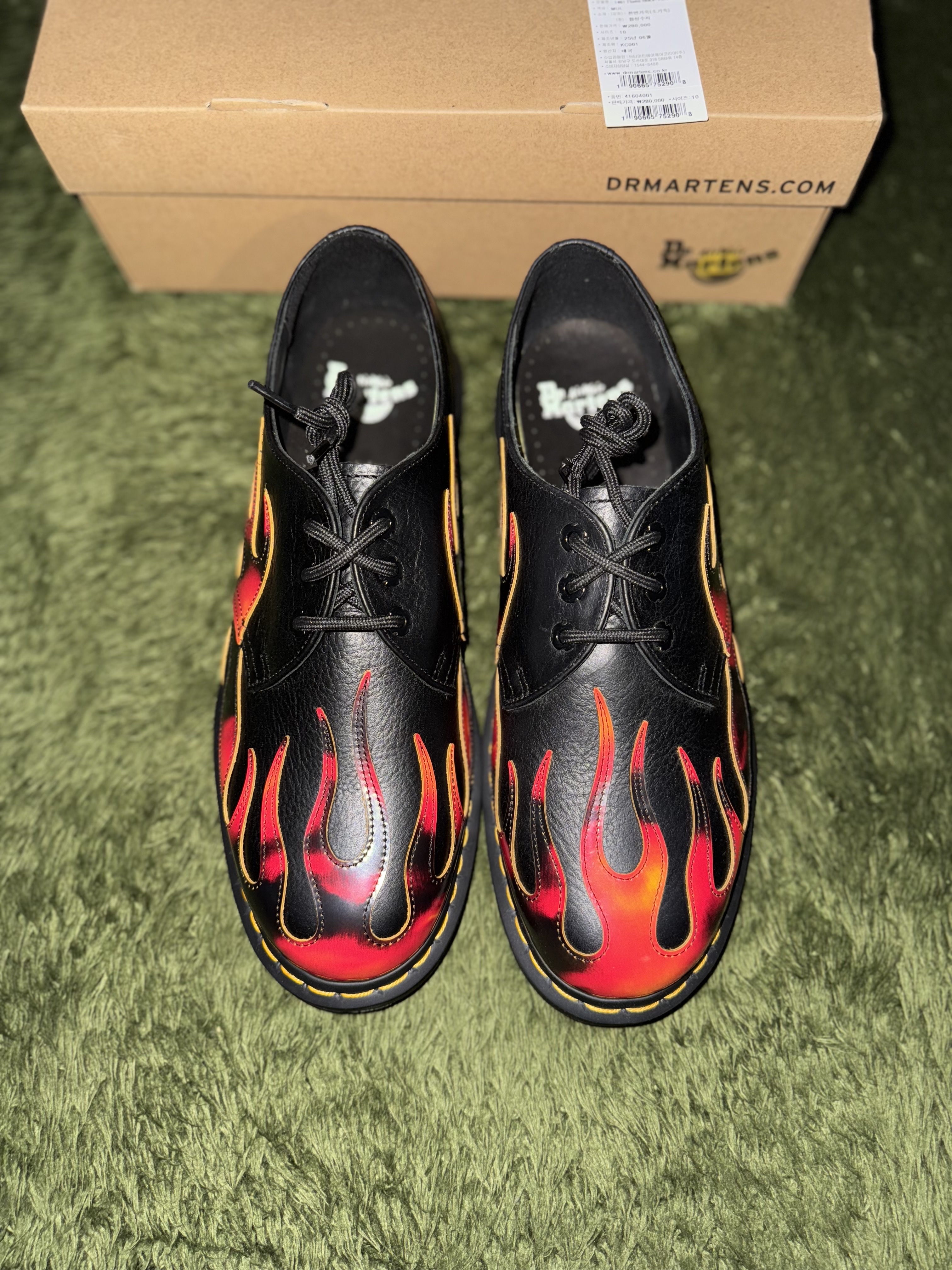 Dr. Martens 1461 Flame Black Vibrant Red DMS Yellow 착용 스타일 - 2