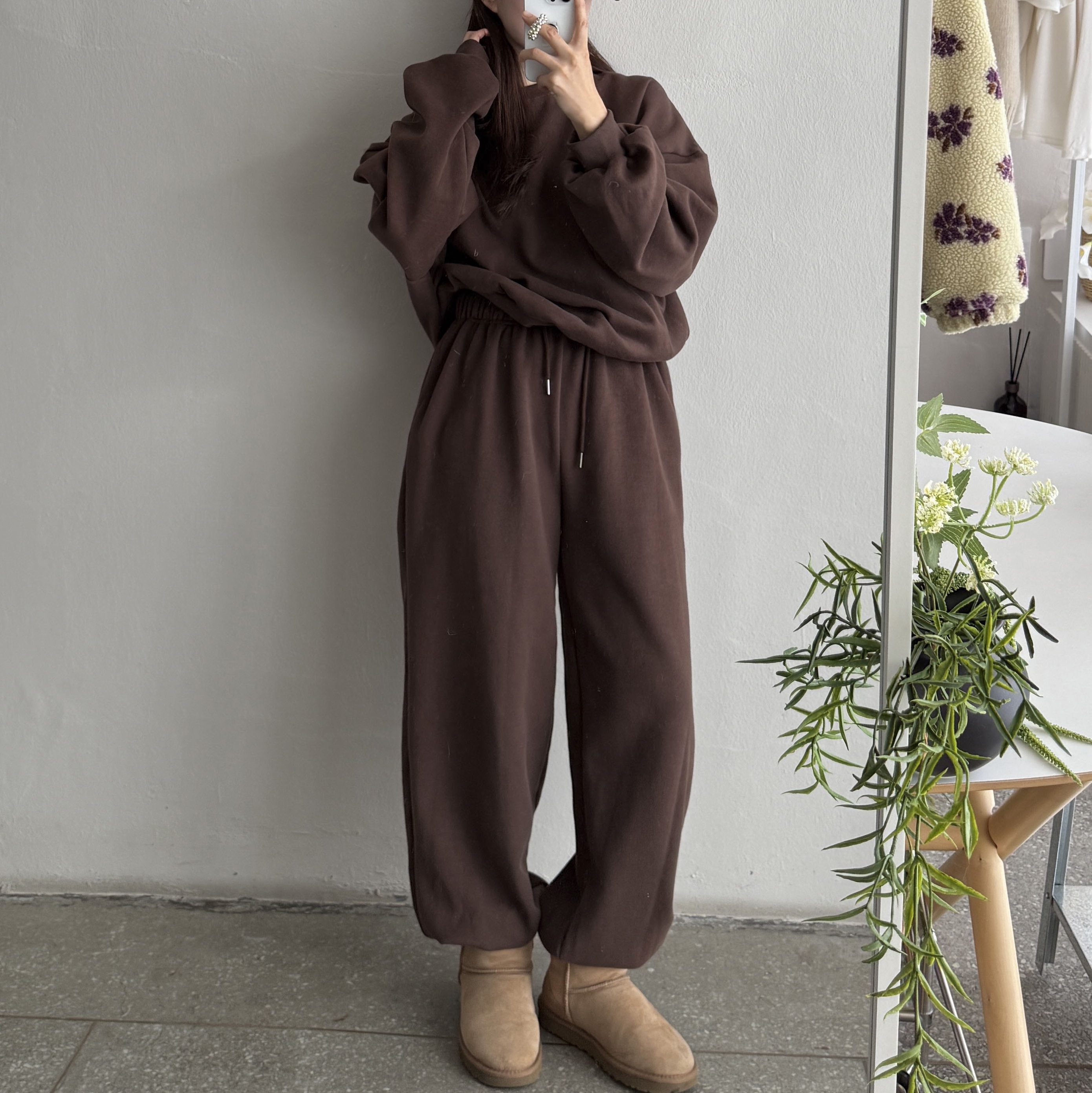 (W) UGG Classic Mini II Boots Chestnut, Telfar x UGG Small Shopping Bag Chestnut 착용 스타일 - 3