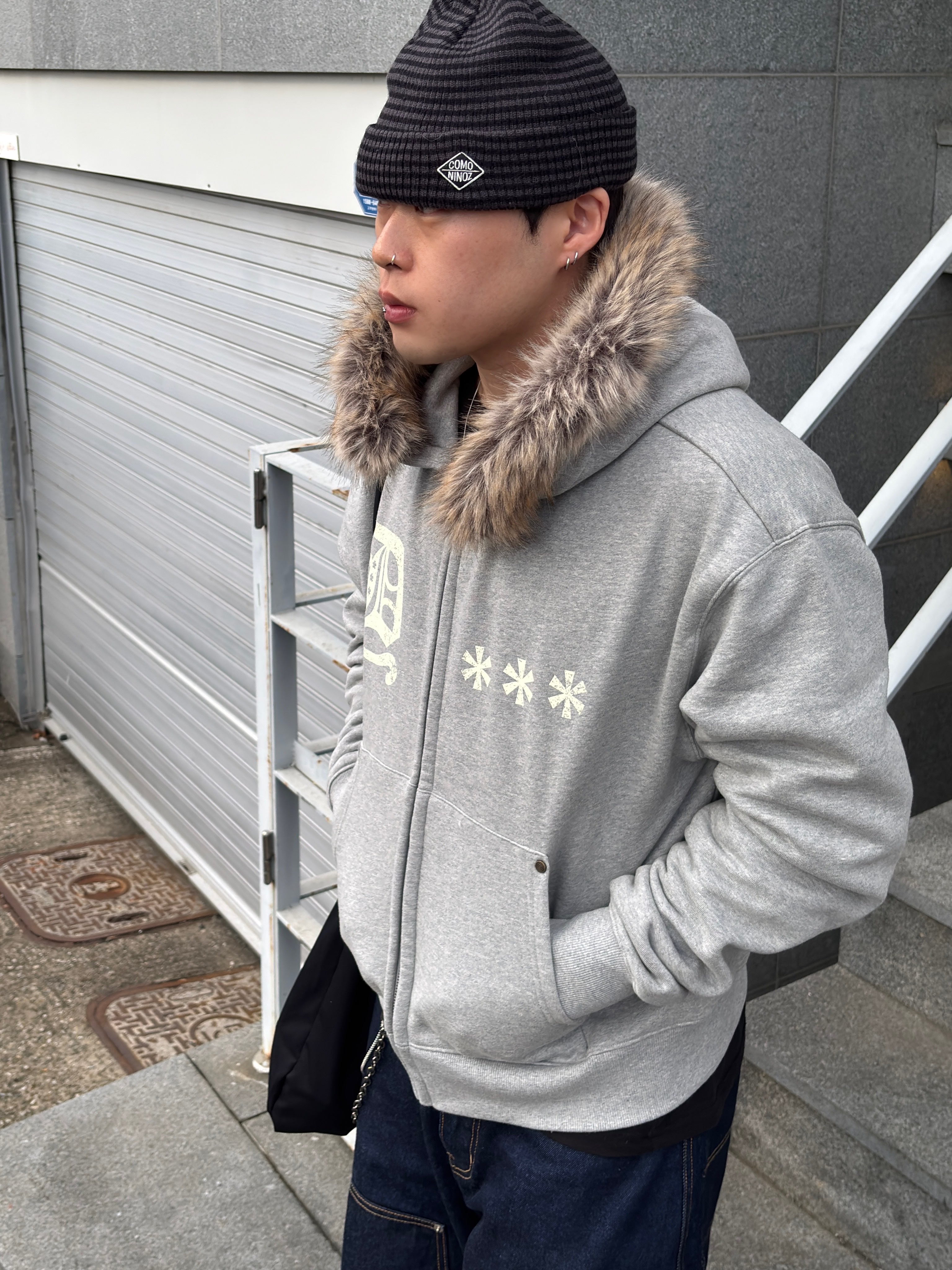 AMOU Fur Hoodie Zip Up Gray 착용 스타일 - 5