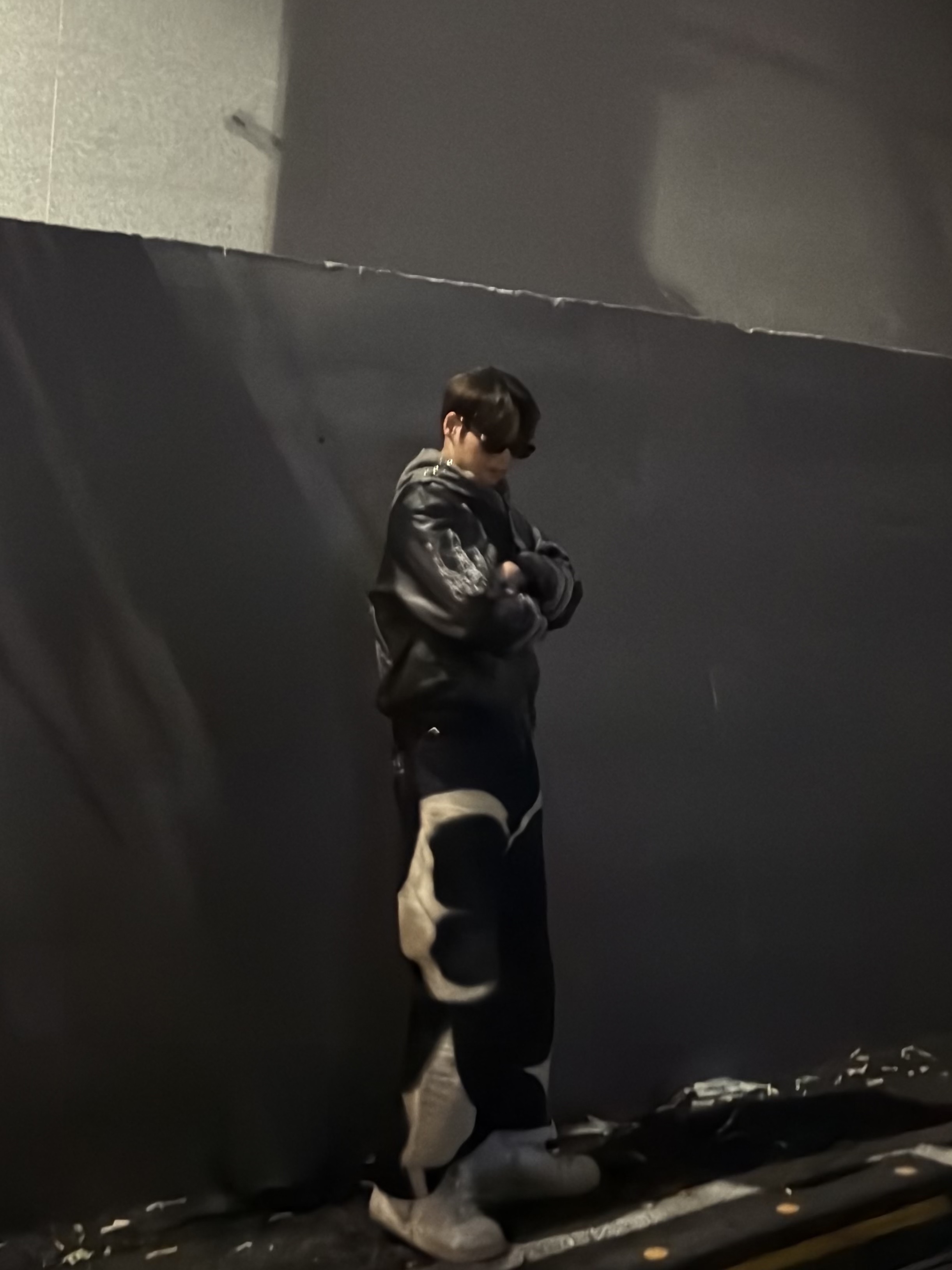 JUJUTSU KAISEN Undermycar Ryomen Sukuna Embroidered Leather Bomber Black, Thug Club Gladiator Hoodie Grey 착용 스타일 - 2
