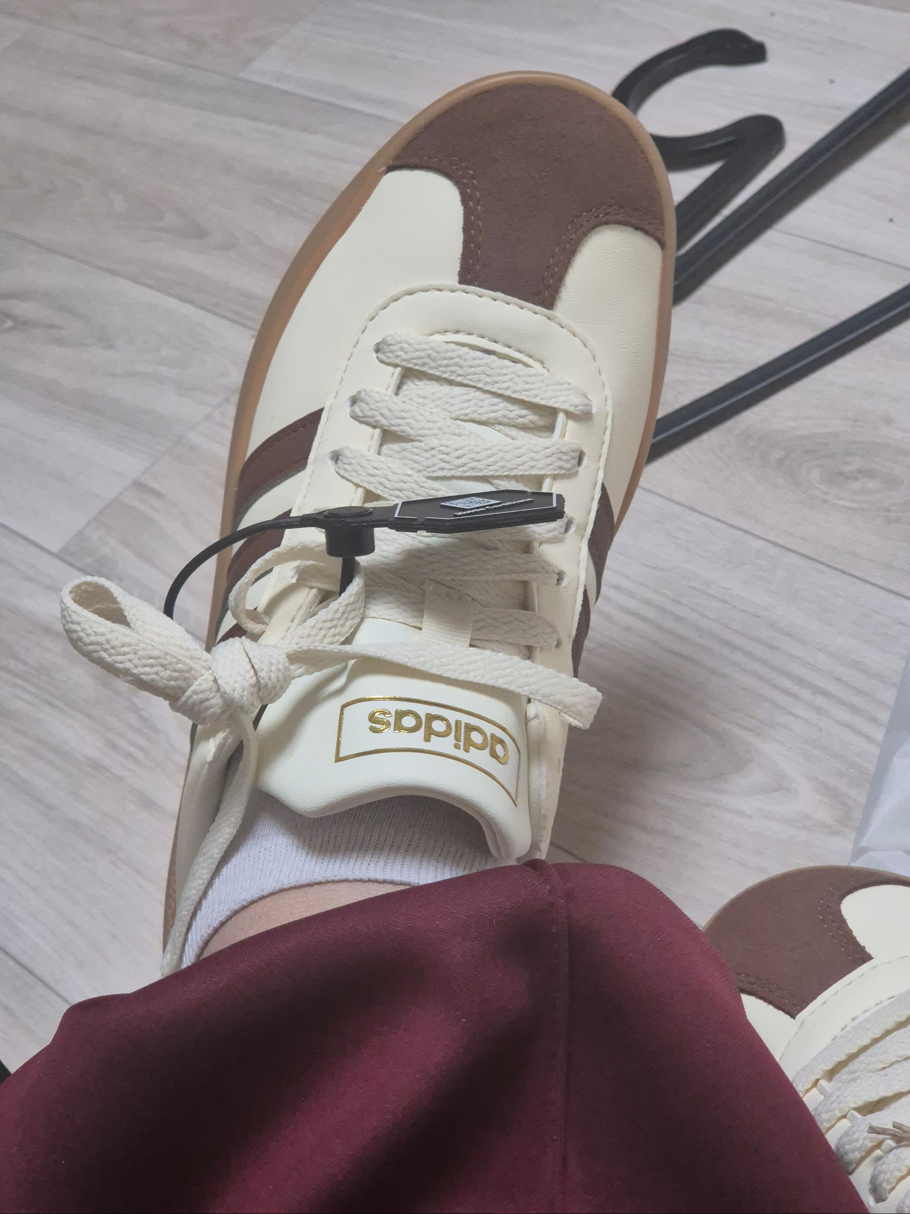 Adidas VL Court 2.0 Cream Brown 착용 스타일 - 1